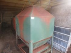 Bulk feed hopper for forklift