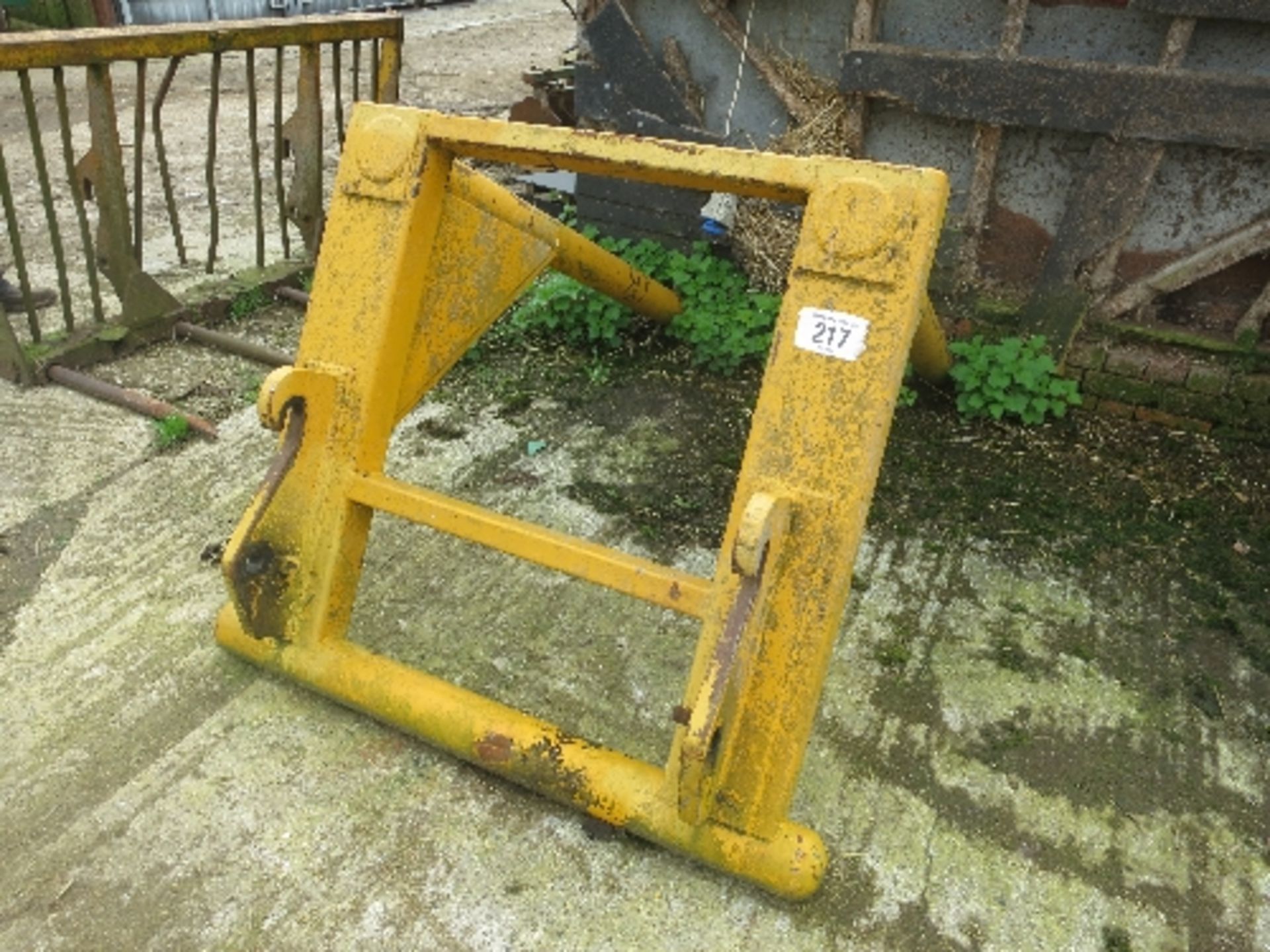 Stronga fertiliser bag lifter