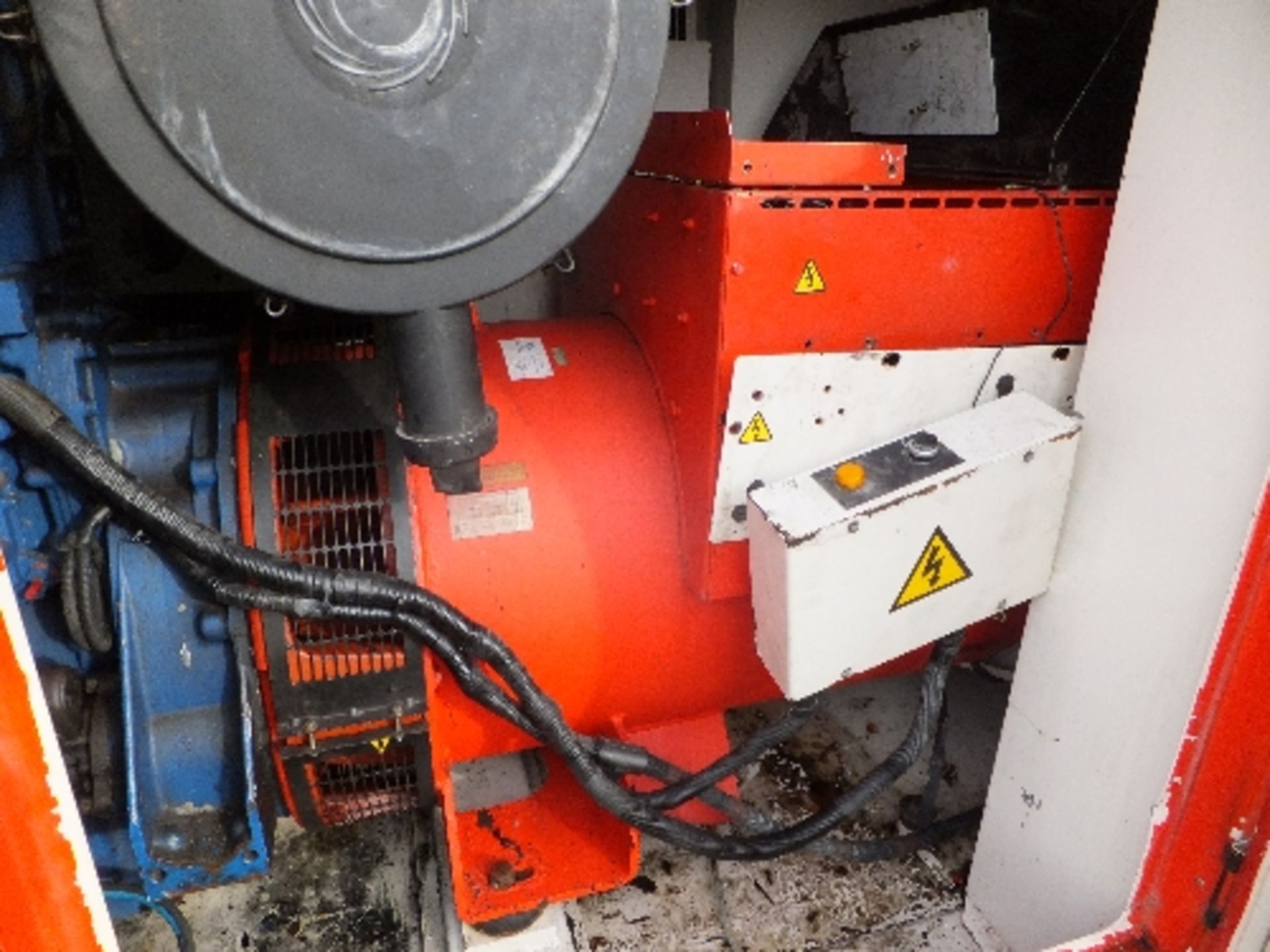 FG Wilson 500kva generator (2007) Fuel line removed, no cover on alternator - Image 3 of 8