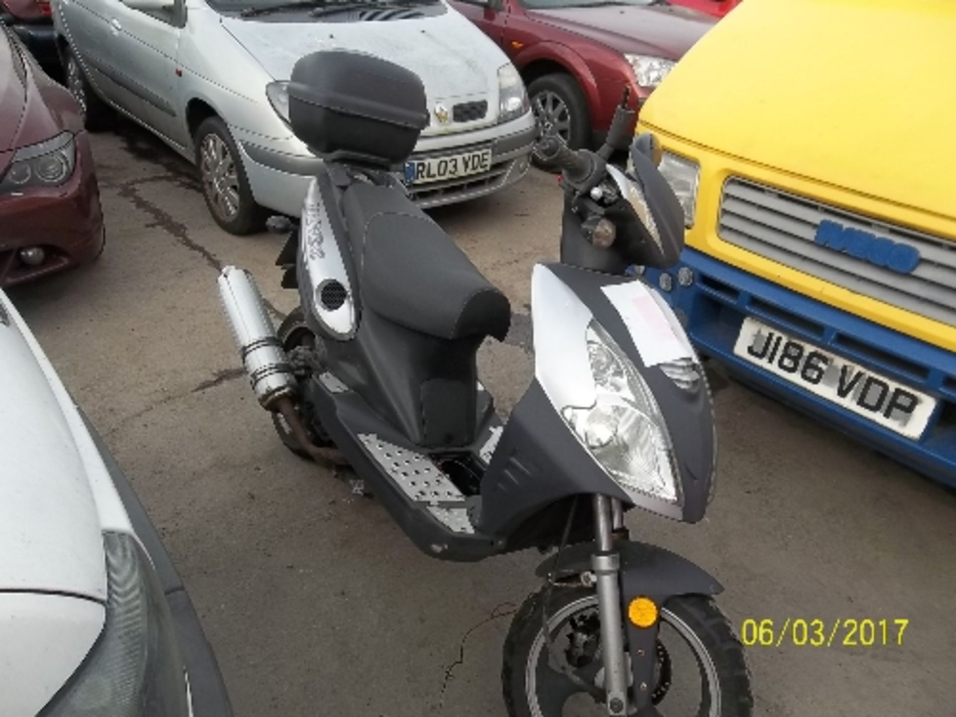 Jonway Scooter - LF63 VSN Date of registration: 16.10.2013 125cc, petrol, black Odometer reading: - Image 2 of 4