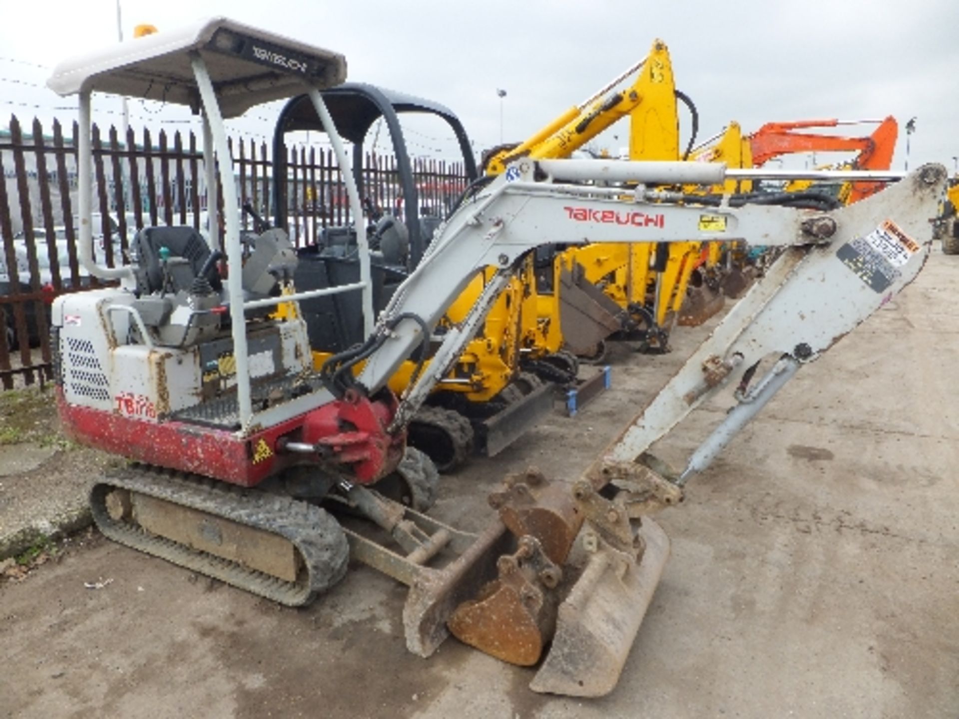 Takeuchi TB016 excavator (2008) 2808 hrs c/w 3 buckets SN - 11618000 RDD