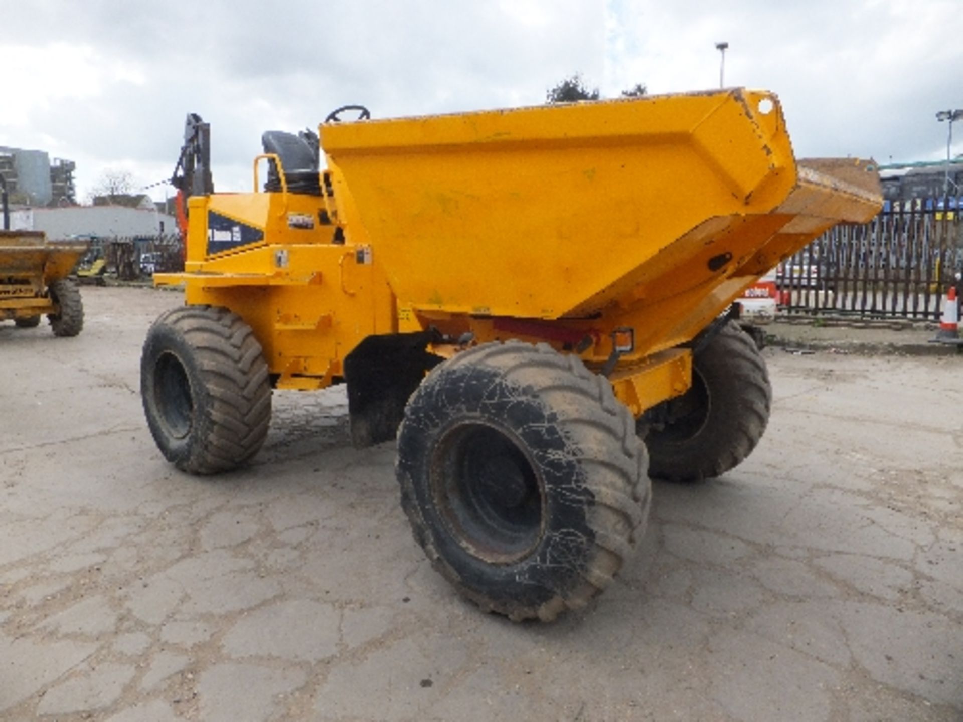 Thwaites 9 tonne swivel skip dumper (2011) RDTS -  LK11 DSE, 1317 hrs, with V5 SN - - Image 4 of 4