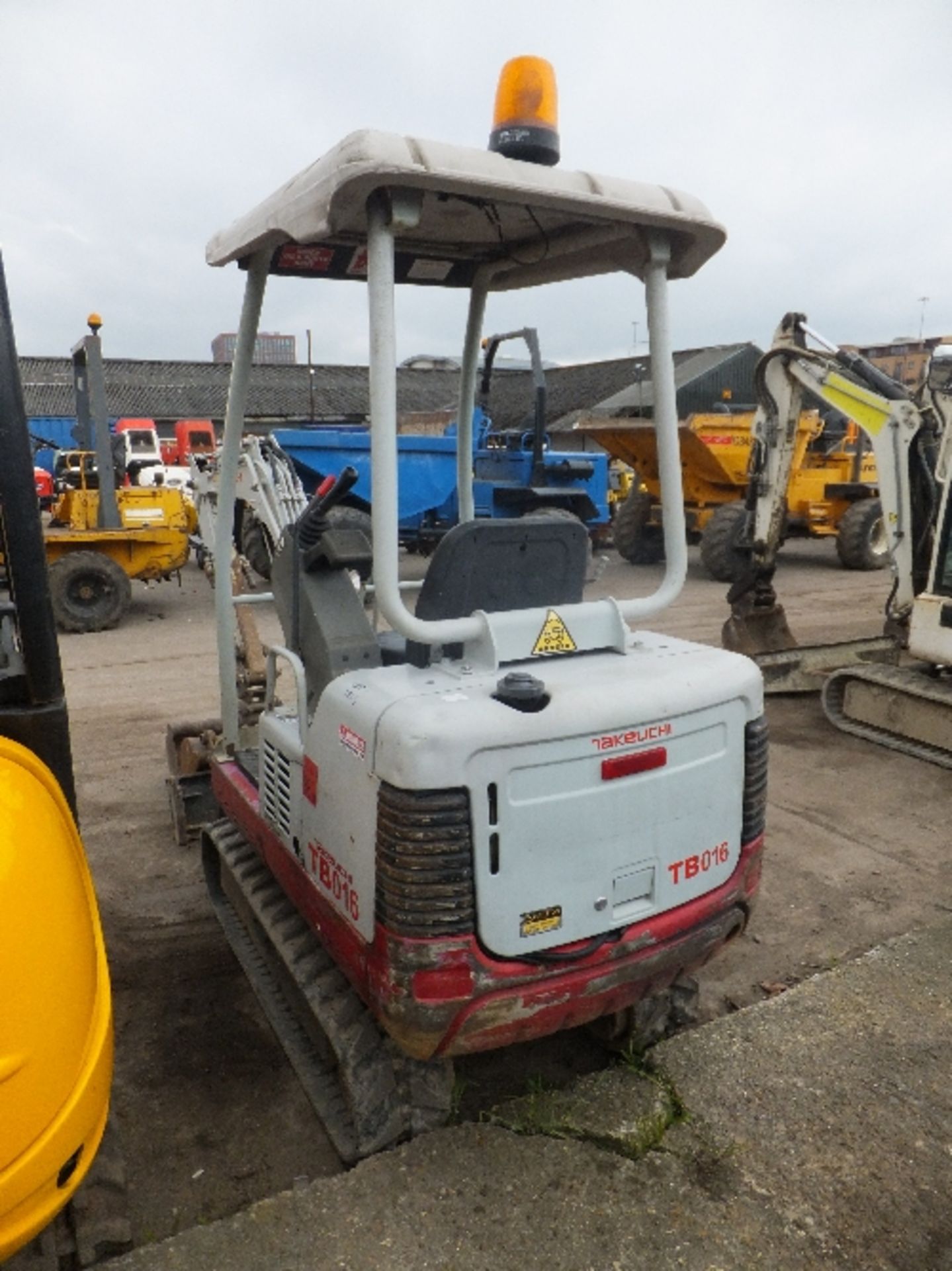 Takeuchi TB016 excavator (2008) 2808 hrs c/w 3 buckets SN - 11618000 RDD - Image 7 of 7