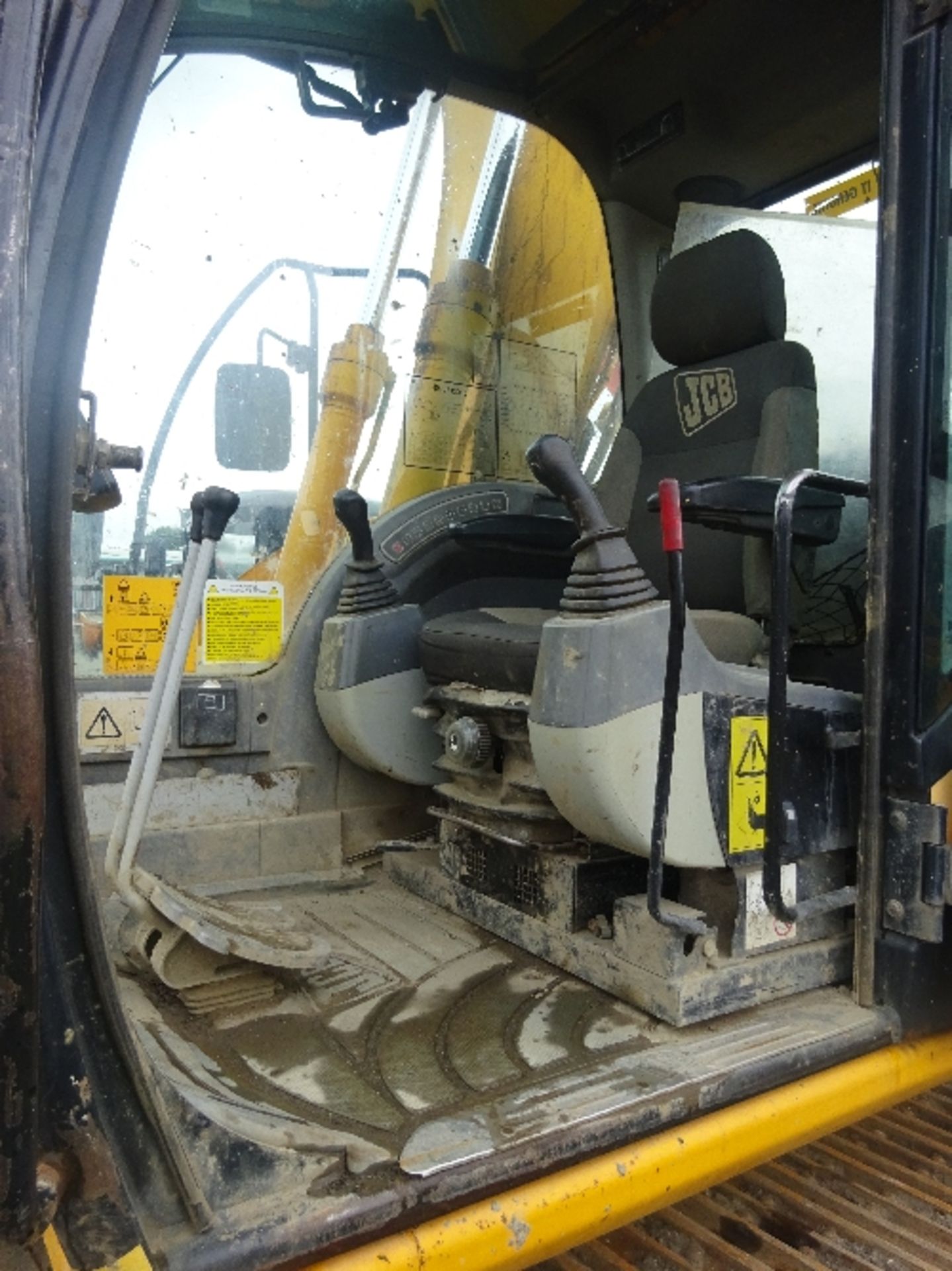 JCB JS130 excavator with 2 buckets (2008) - Image 3 of 8