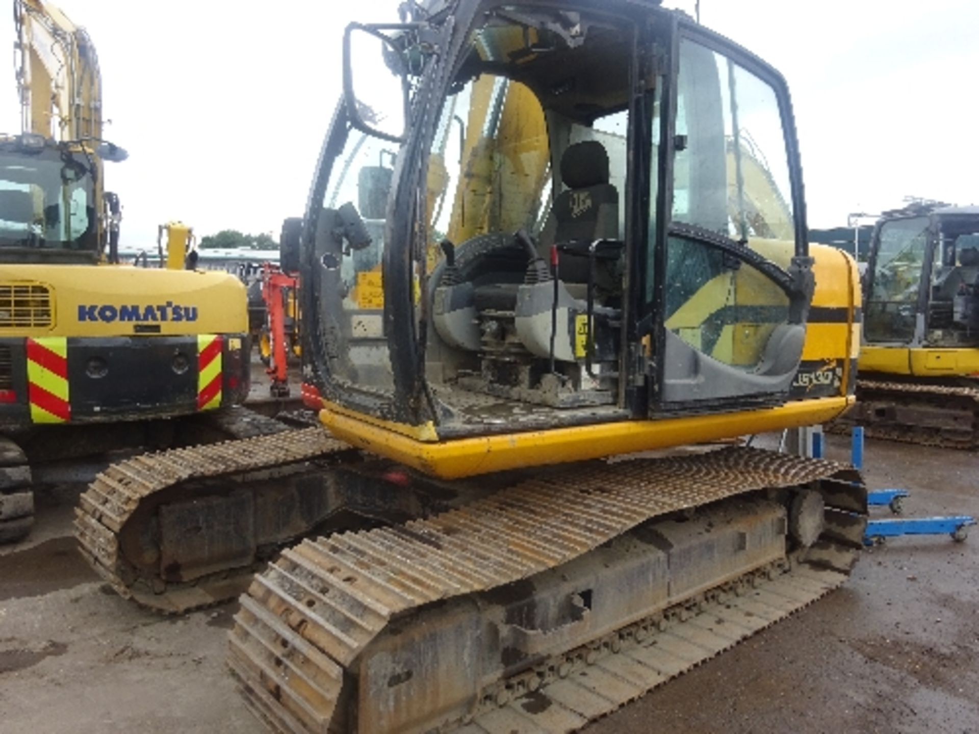 JCB JS130 excavator with 2 buckets (2008) - Image 2 of 8