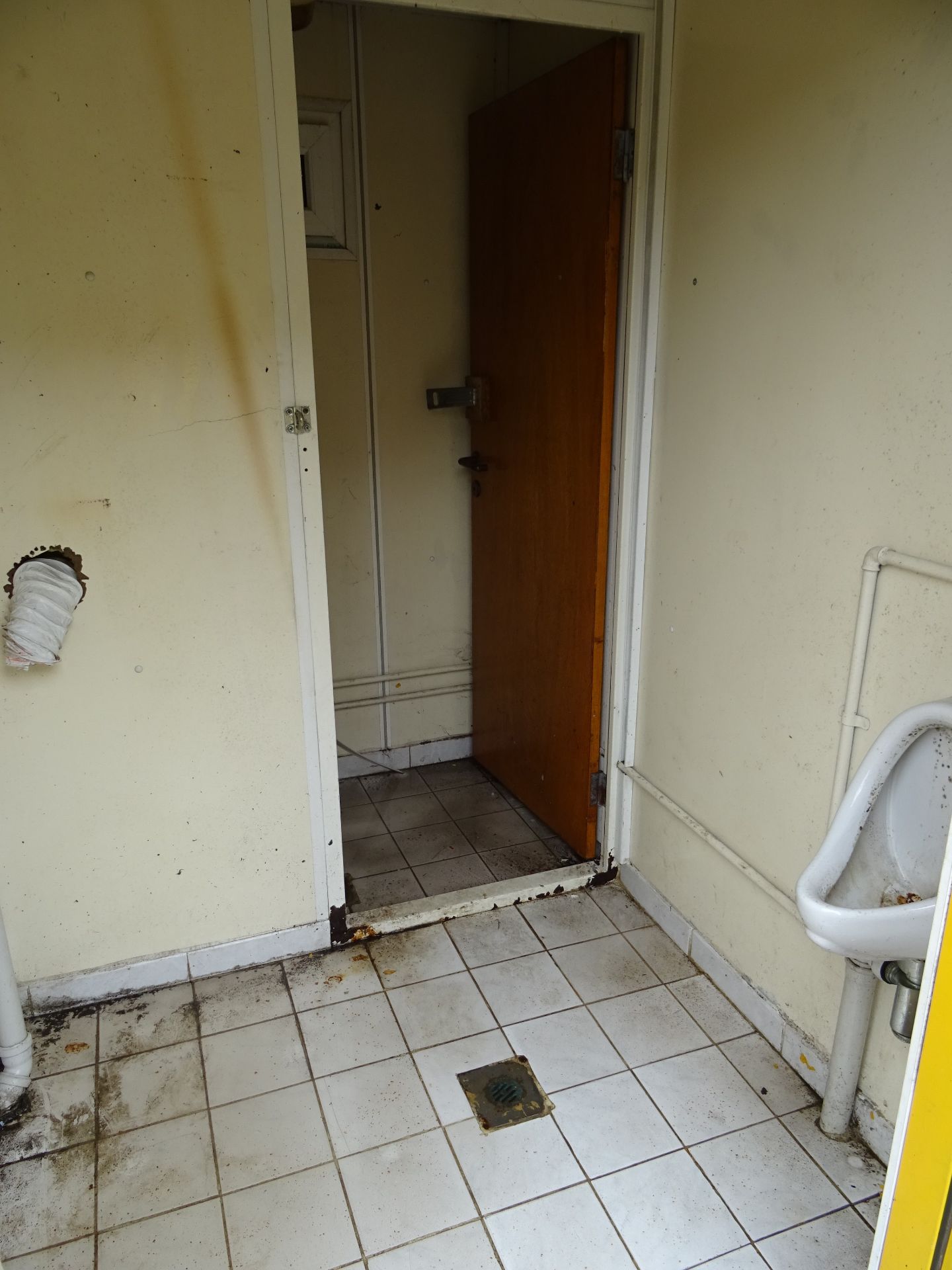 Ladies & gents toilet block - Image 2 of 3