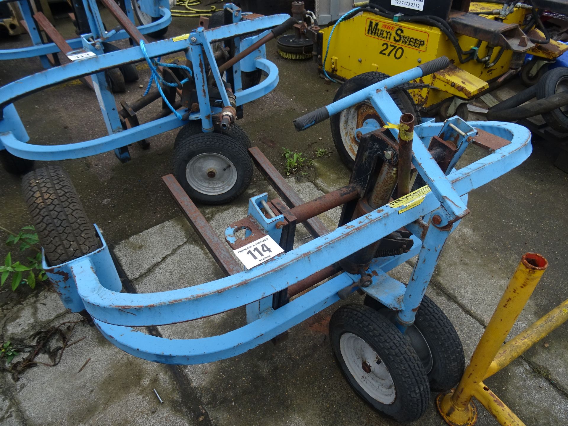 Rough terrain pallet truck