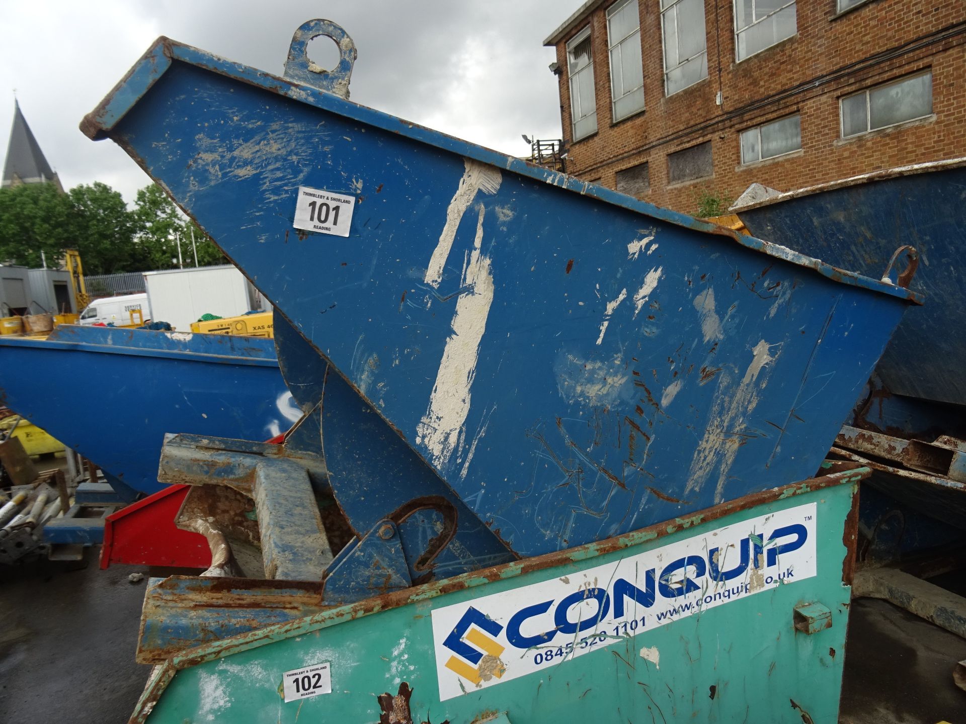 Forklift tipping skip