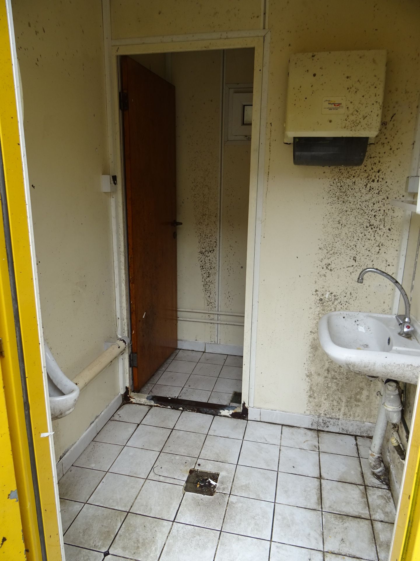 Ladies & gents toilet block - Image 3 of 3