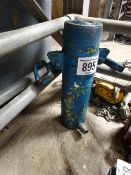 3 hydraulic jacks