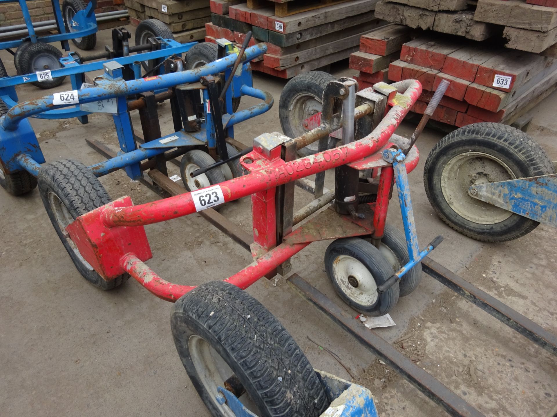 Rough terrain pallet truck