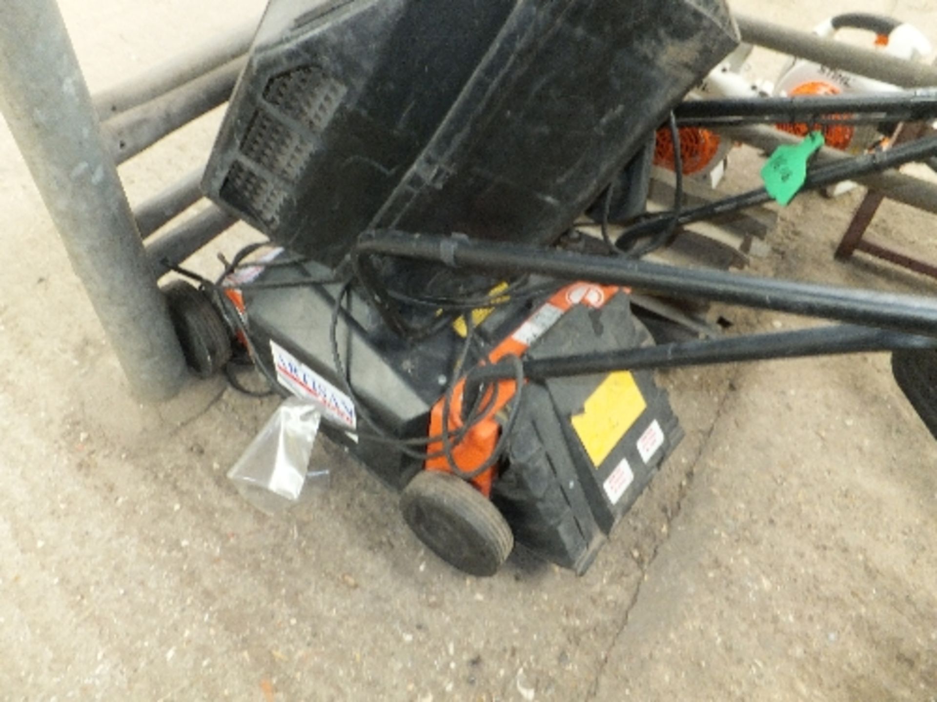 Lawn scarifier 240v