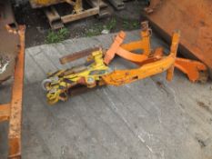 Gravity grab for concrete pipes