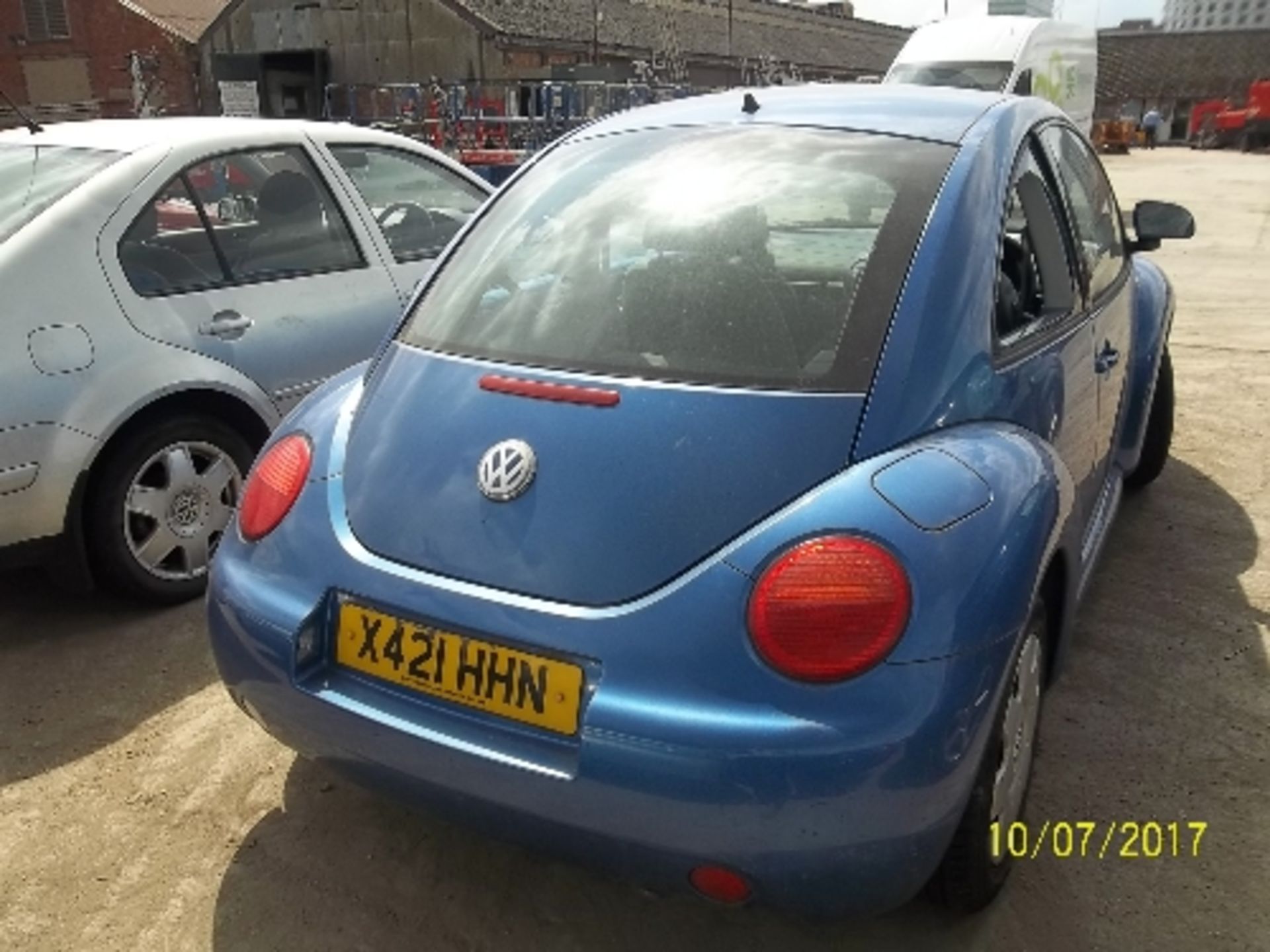 Volkswagen Beetle - X421 HHN Date of registration: 07.11.2000 2000cc, petrol, blue Odometer - Image 3 of 4