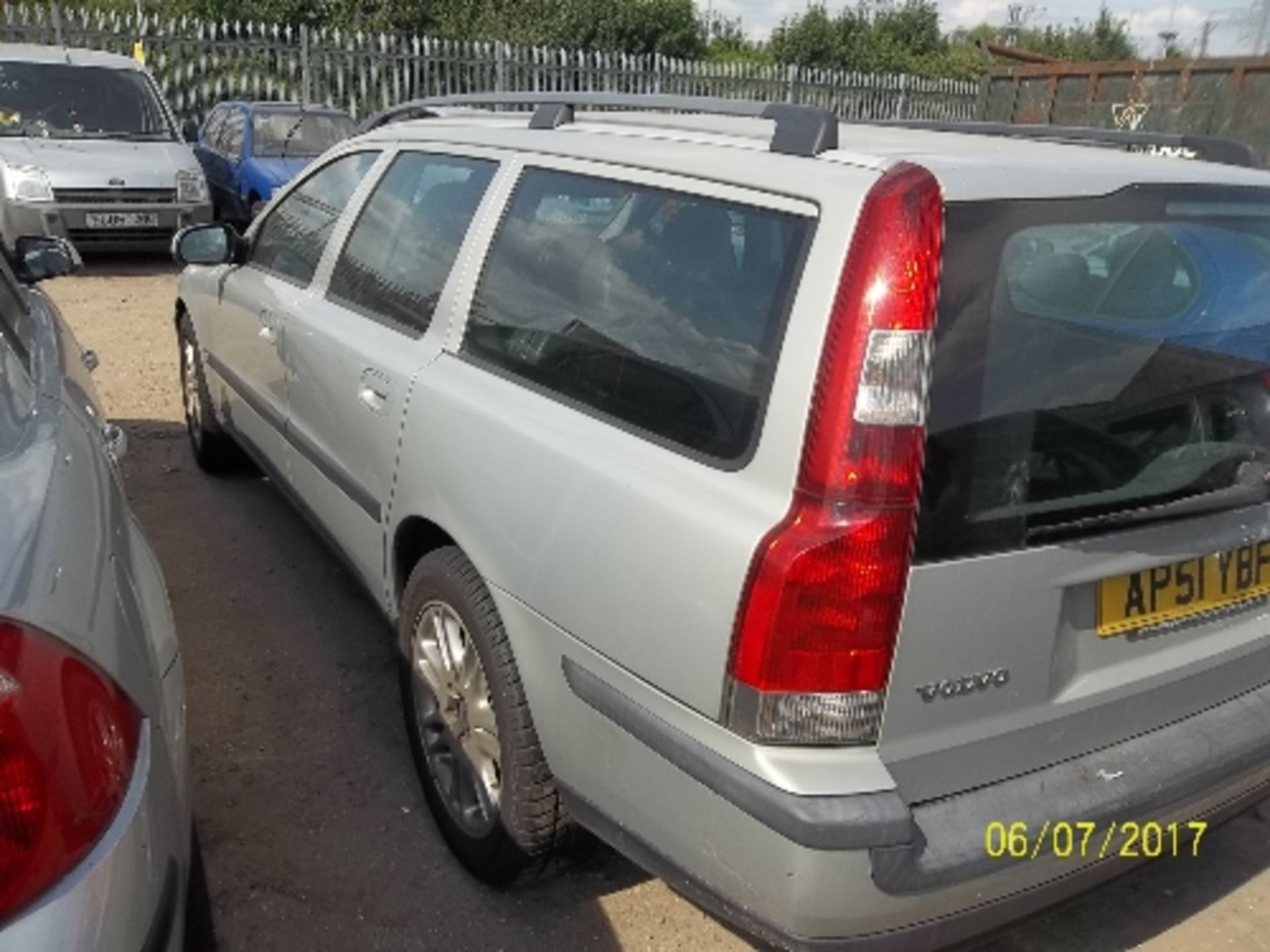 Volvo V70 T5 Estate - AP51 YBF Date of registration: 21.12.2001 2319cc, petrol, 4 speed auto, silver - Image 4 of 4