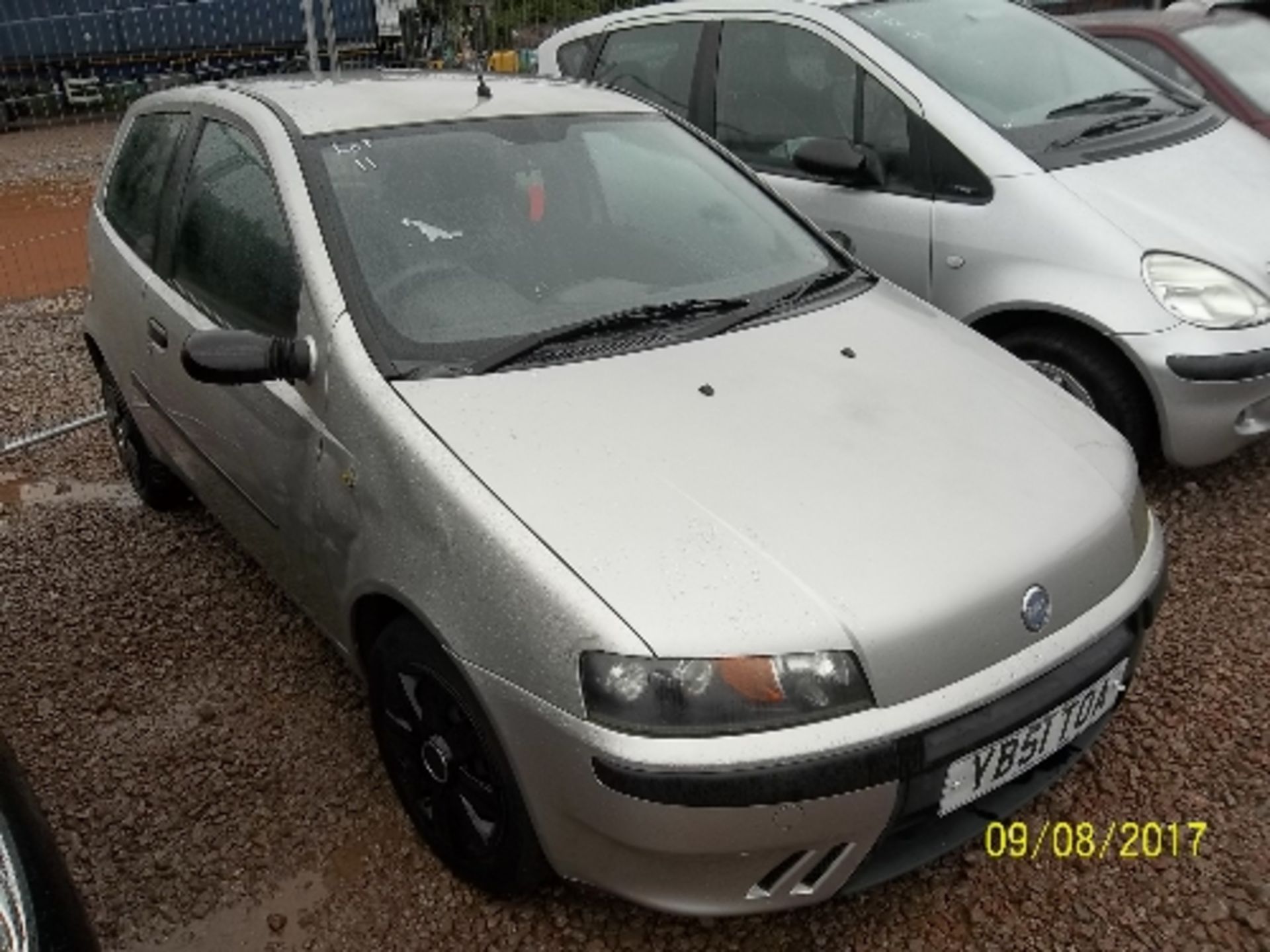 Fiat Punto ELX 8V - YB51 TOA Date of registration: 30.01.2002 1242cc, petrol, manual, grey - Image 2 of 5