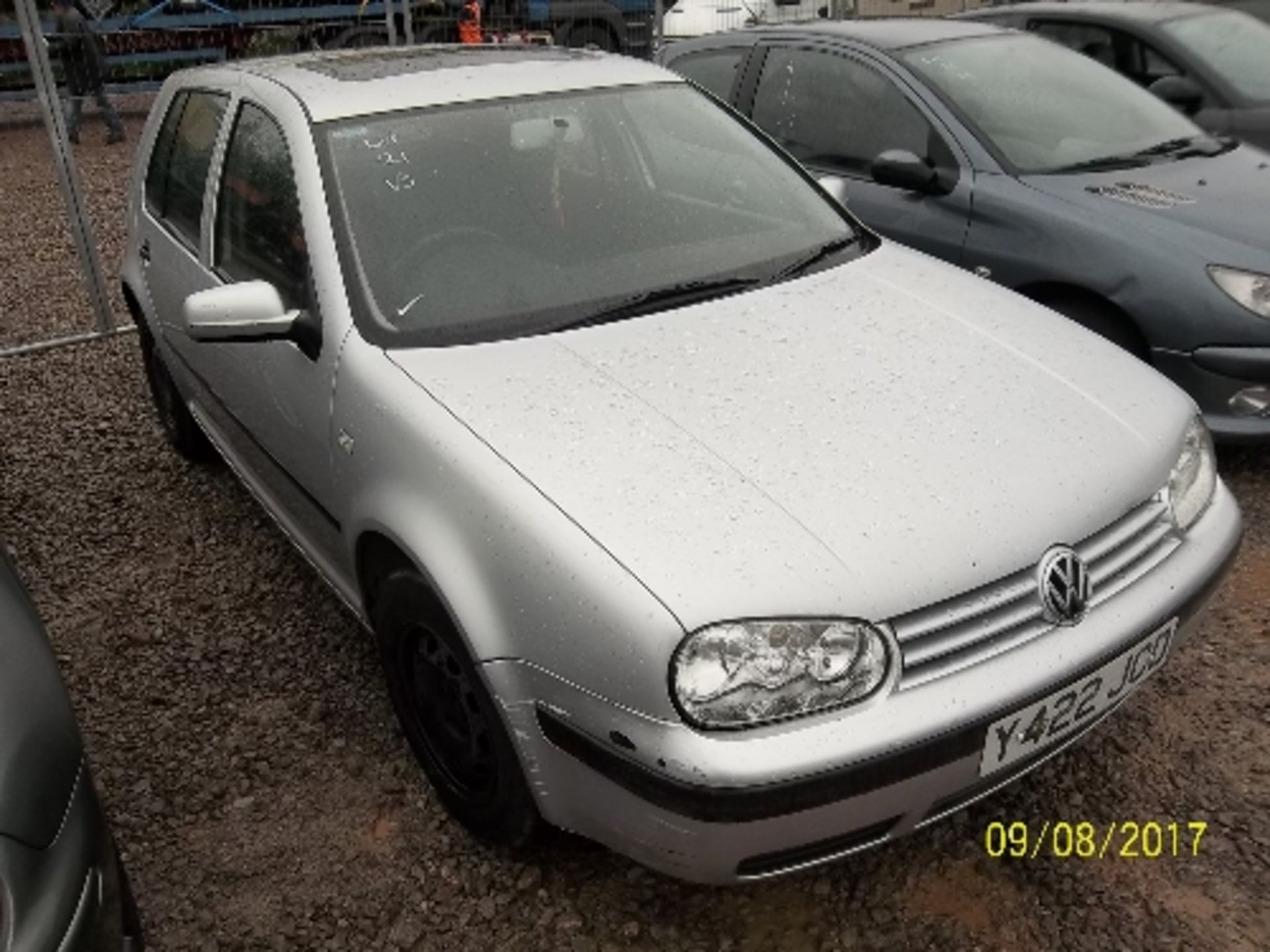 Volkswagen Golf S - Y422 JCD Date of registration: 06.03.2001 1595cc, petrol, 4 speed auto, silver - Image 2 of 4