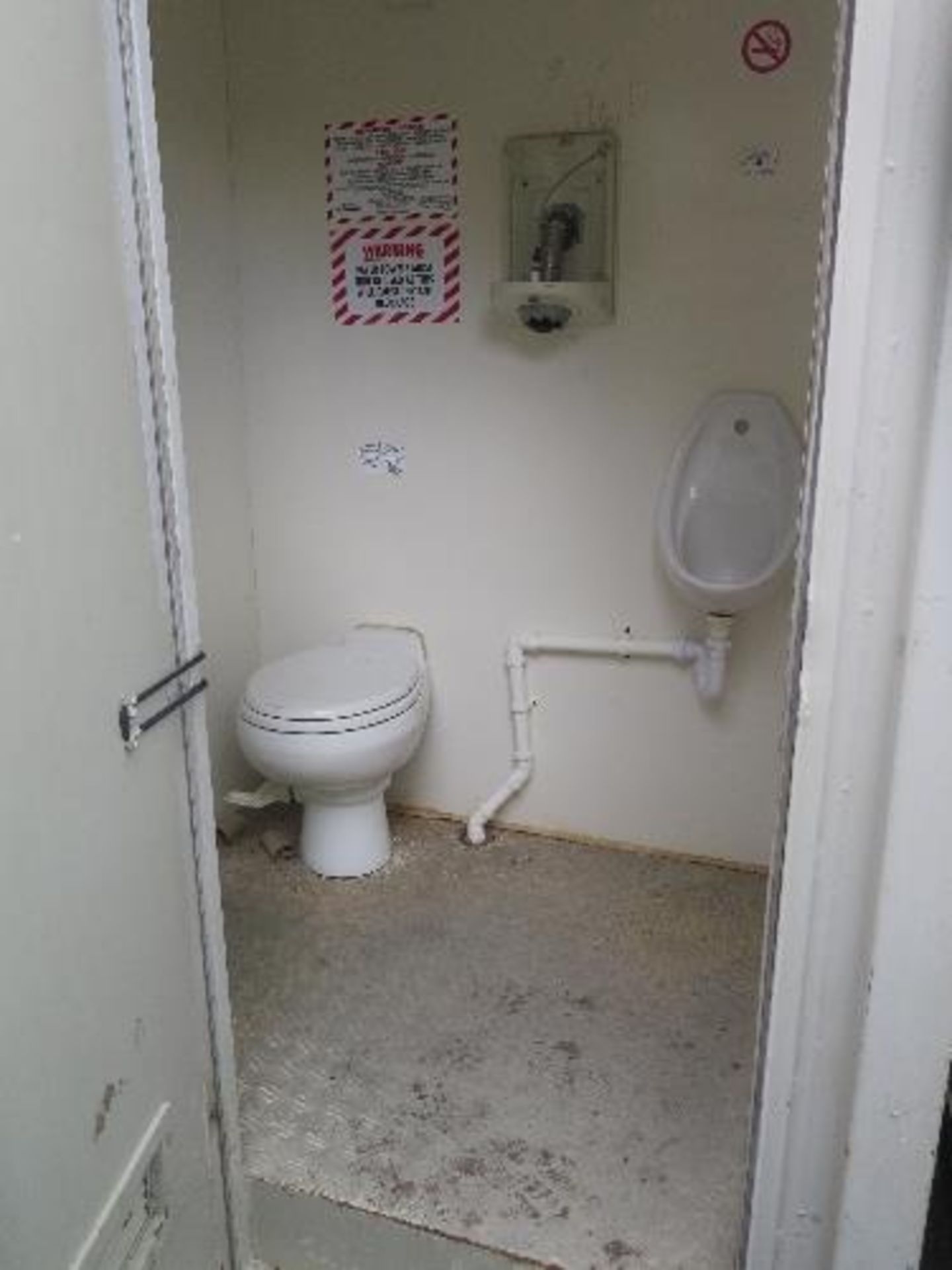 8ft x 5ft toilet block c/w solar panel, batteries, waste & water tank, 5250 - Image 2 of 3