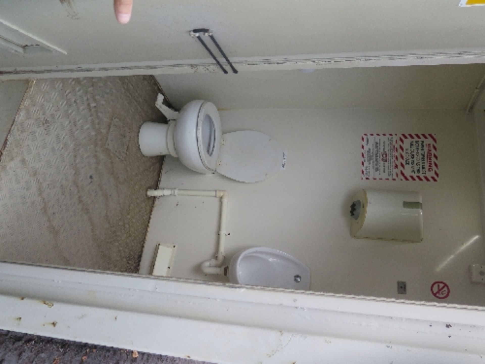 8ft x 5ft toilet block c/w solar panel, batteries, waste & water tank, 5430 - Image 3 of 3