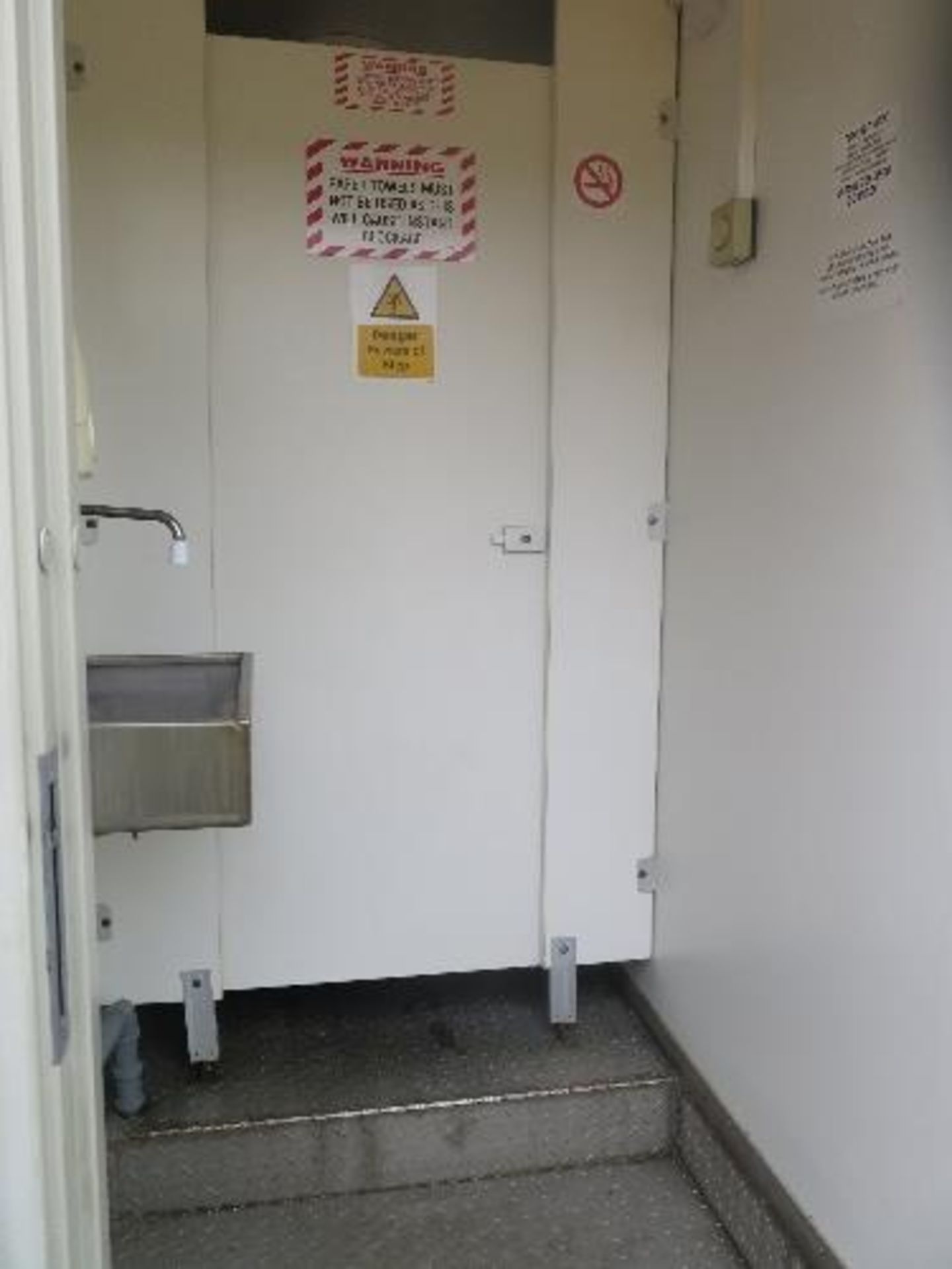 21ft x 9ft 2 + 1 toilet block c/w waste tank/water tank & Sutton 8kva generator, 7205 - Image 3 of 4