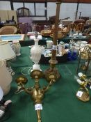Heavy brass 3 light wall lamp, tall brass reeded table lamp, onyx table lamp & 5 other table lamps