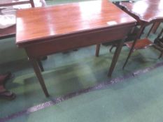 Early 19th century mahogany gate leg tea table, 32' x 34' open