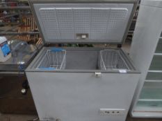 Whirlpool chest freezer, 44' x 24' x 33'