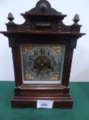 Oak cased mantel clock with polished shell & brass face, c/w key