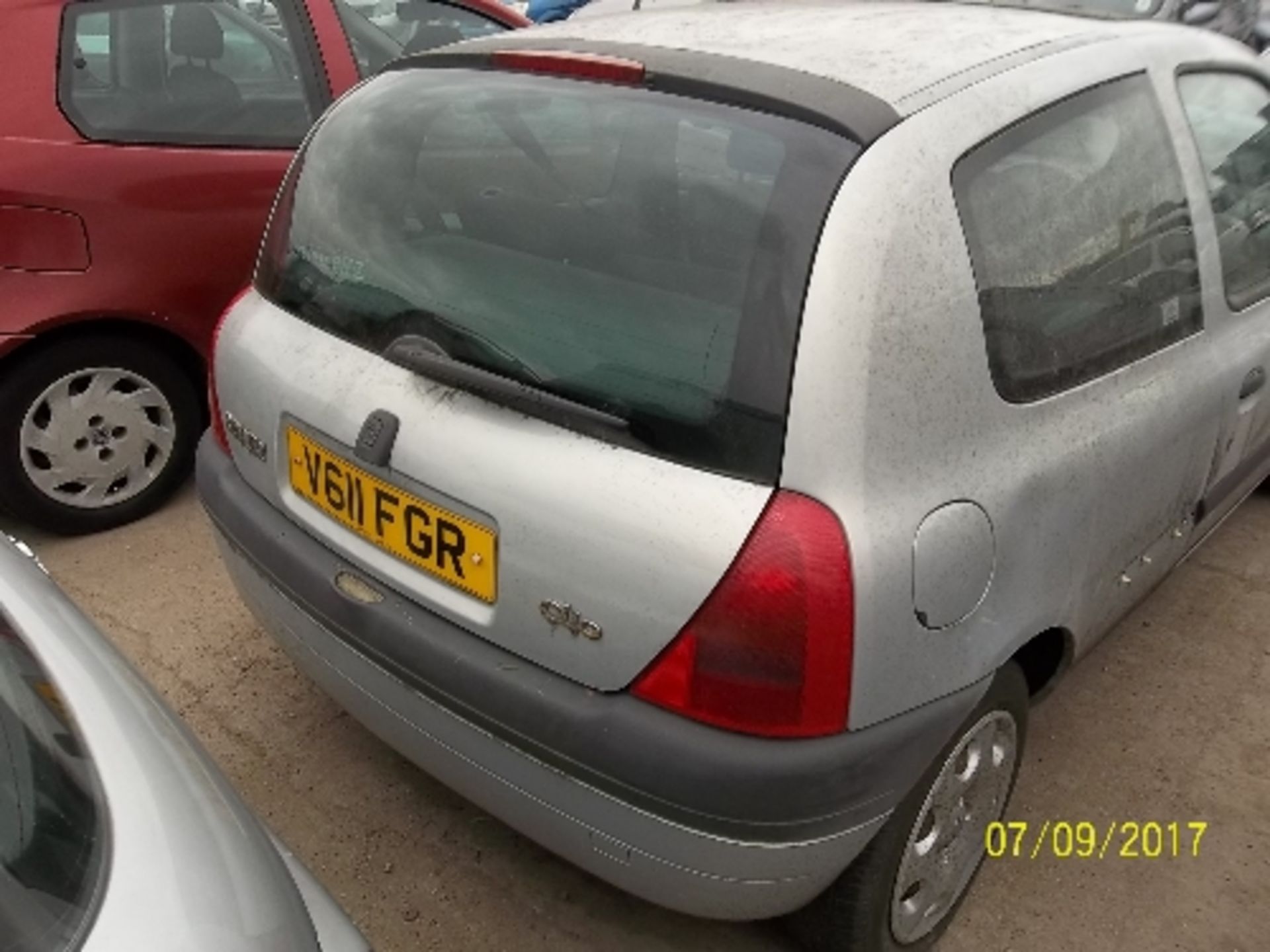 Renault Clio RN - V611 FGR Date of registration: 28.09.1999 1149cc, petrol, manual, grey Odometer - Image 3 of 4