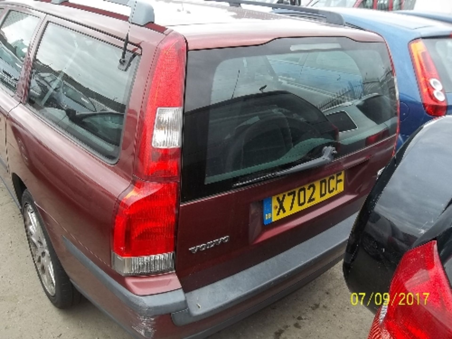 Volvo V70 T Estate - X702 DCF Date of registration: 15.09.2000 2435cc, petrol, manual, red - Image 3 of 4