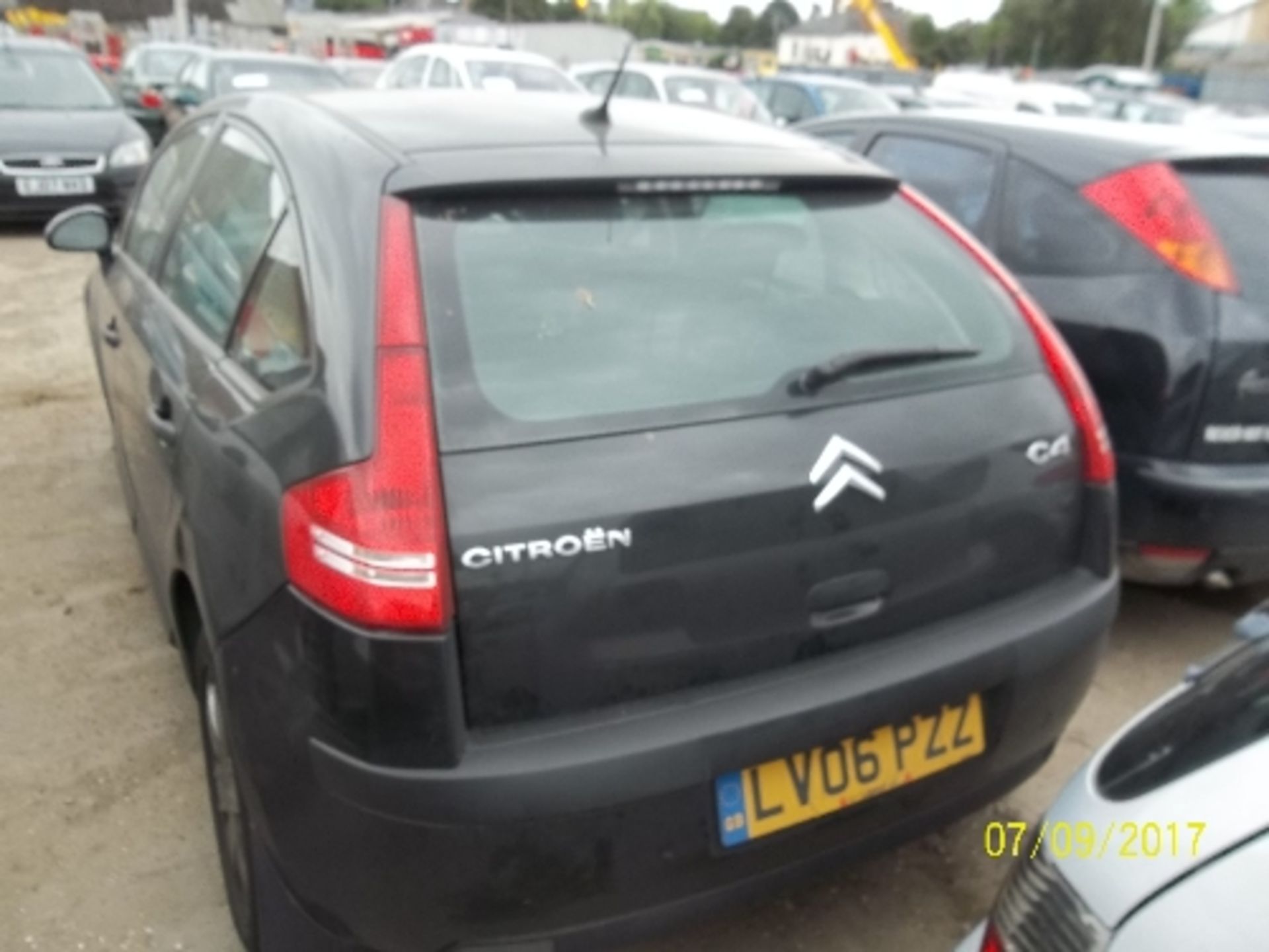 Citroen C4 SX - LV06 PZZ Date of registration: 12.04.2006 1360cc, petrol, manual, black Odometer - Image 3 of 4