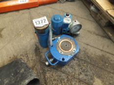 Quantity of hydraulic jacks