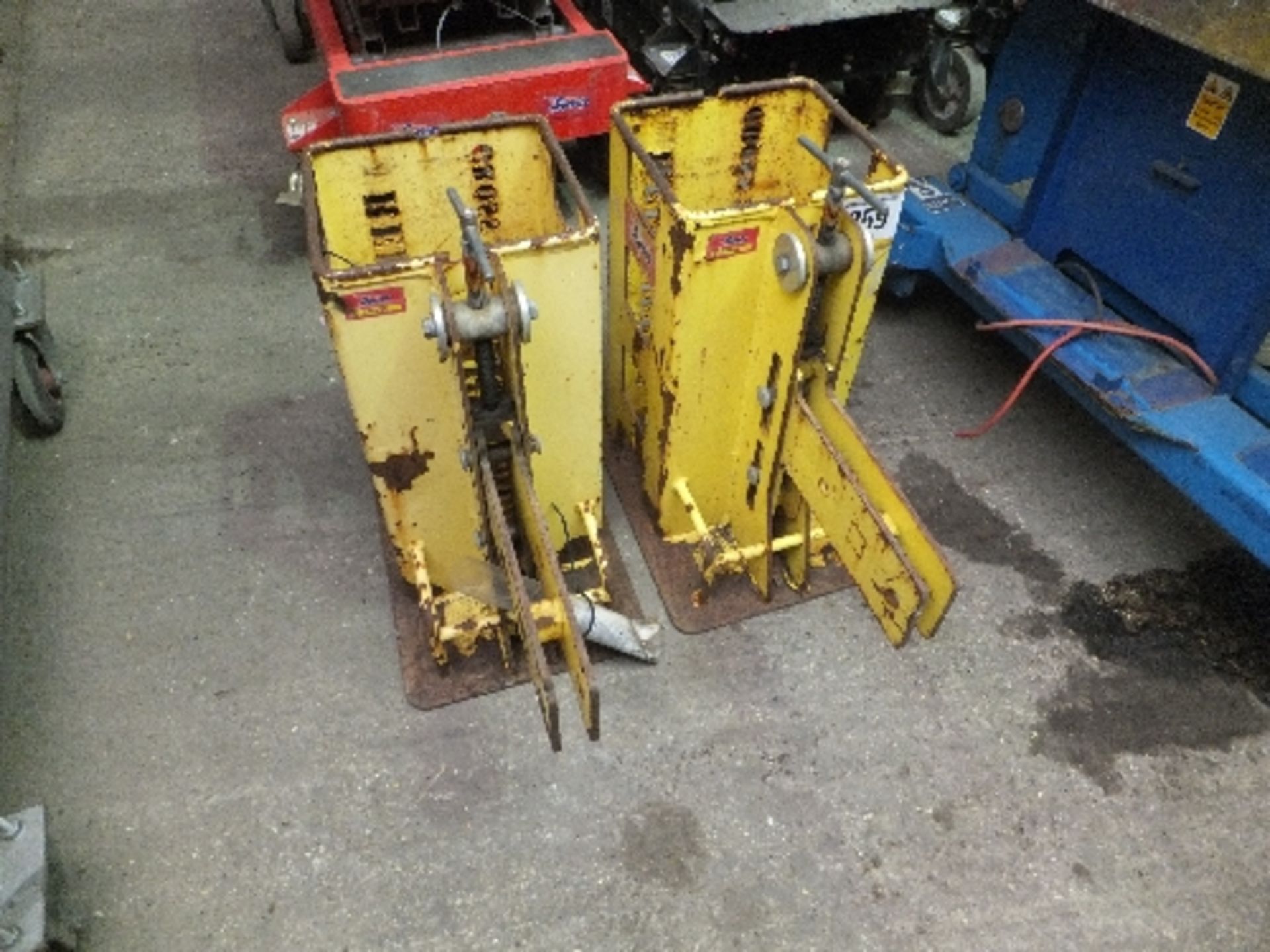 Counter weight floor clamp