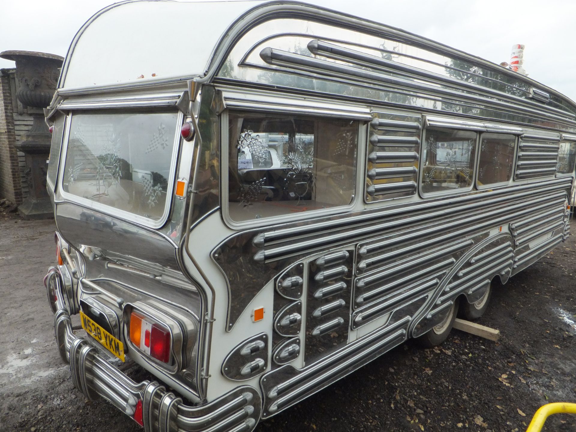 Vickers Romany Gypsy tandem axle caravan - Image 8 of 9