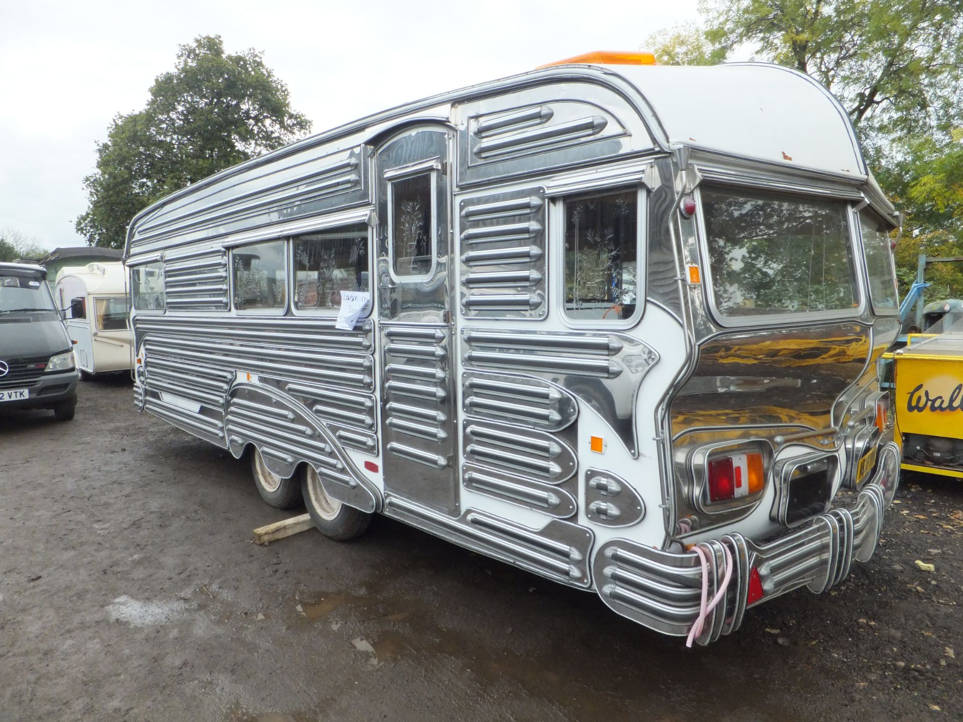 Vickers Romany Gypsy tandem axle caravan - Image 2 of 9