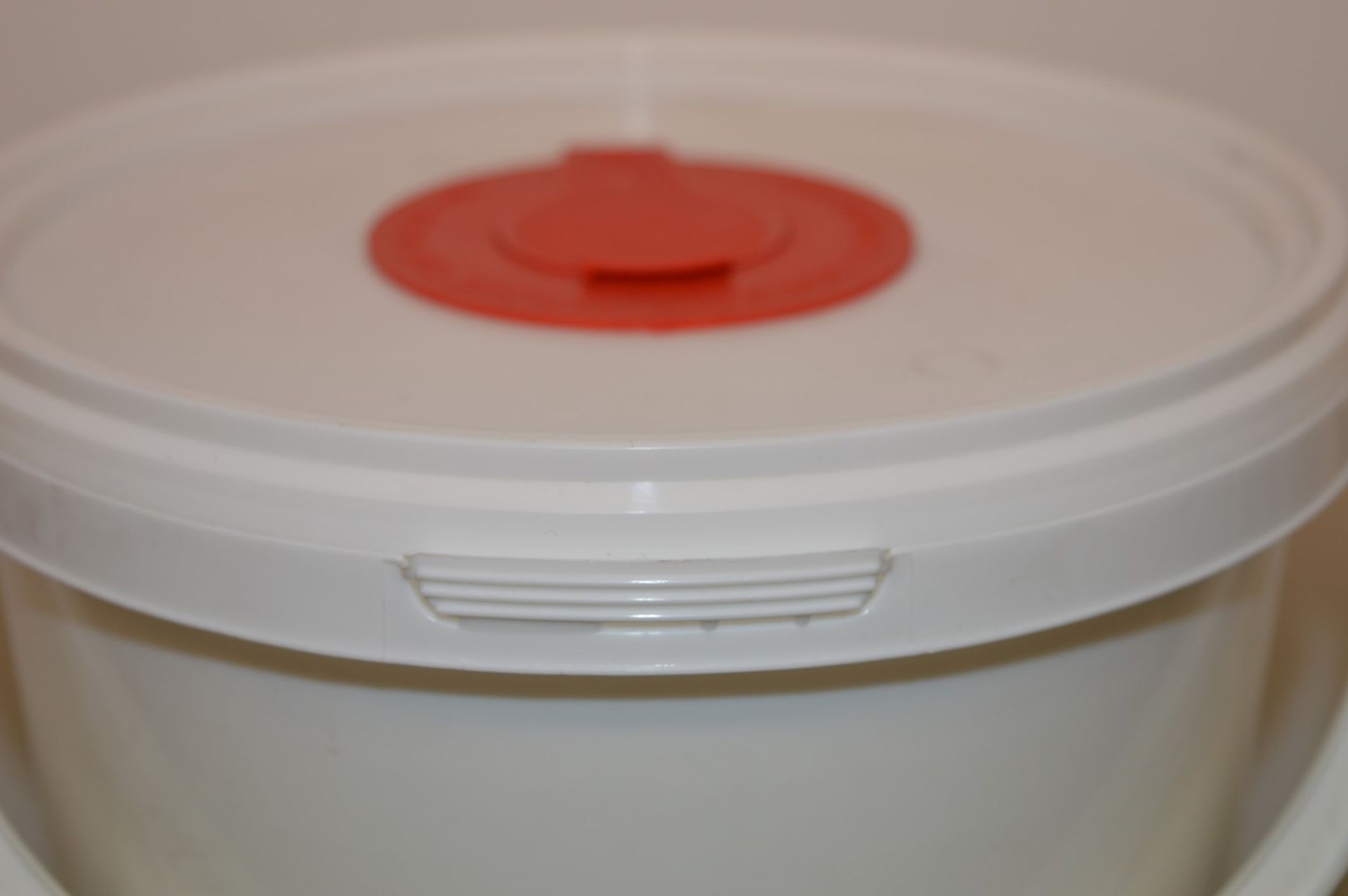 72 x 2.5 Litre Buckets of White Cleaning Wipes - Approx 800 x Wipes Per Tub - Premiere Products - Br - Image 2 of 2
