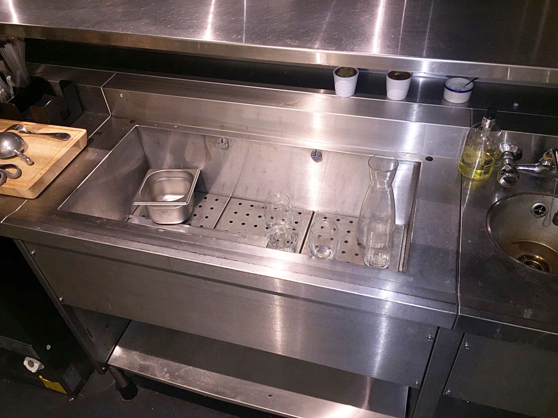 1 x Stainless Steel Commercial Wash Station Area - 251cm x 70 x H92- Dimensions: - Ref: WS/GF031 - O - Image 4 of 4