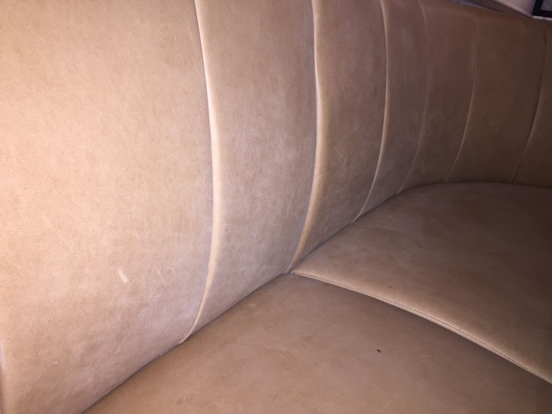 1 x Luxurious High End Curved Seating Booth - Tastefully Upholstered In Cream Leather with - Image 5 of 14