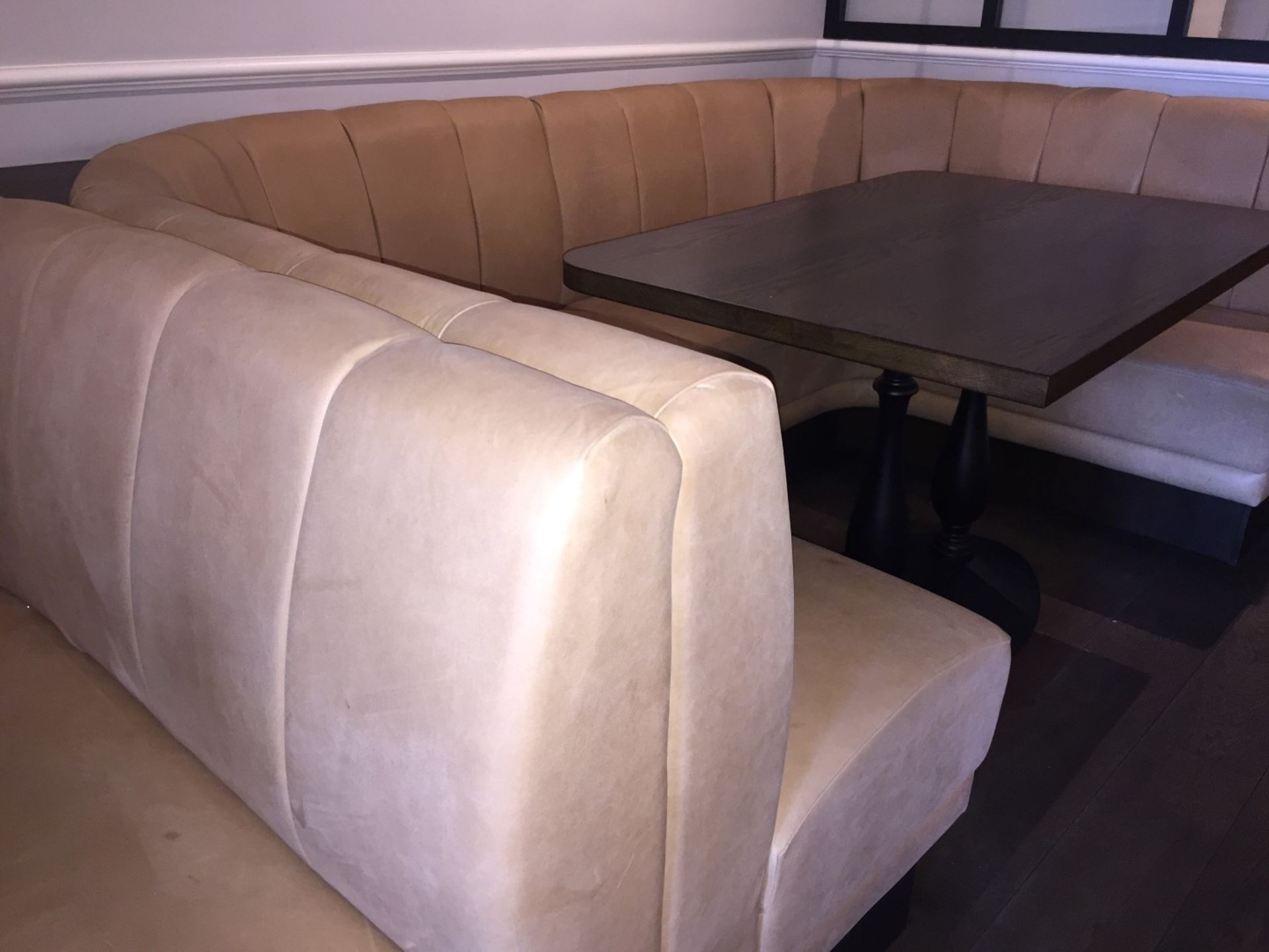 1 x Luxurious High End Curved Seating Booth - Tastefully Upholstered In Cream Leather with - Image 7 of 14