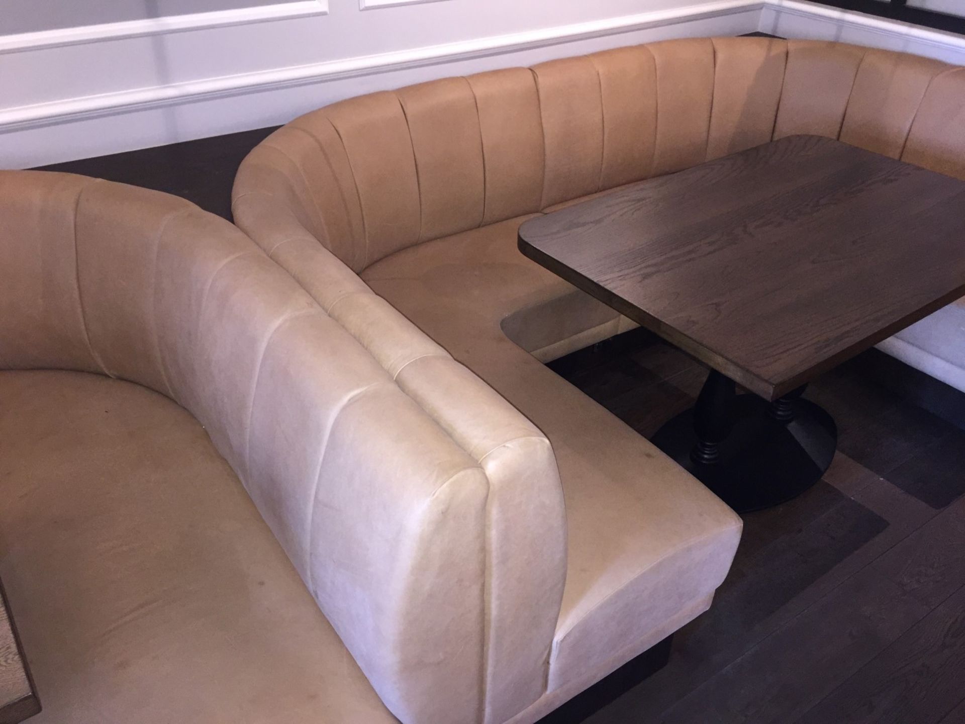 1 x Luxurious High End Curved Seating Booth - Tastefully Upholstered In Cream Leather with - Image 6 of 14