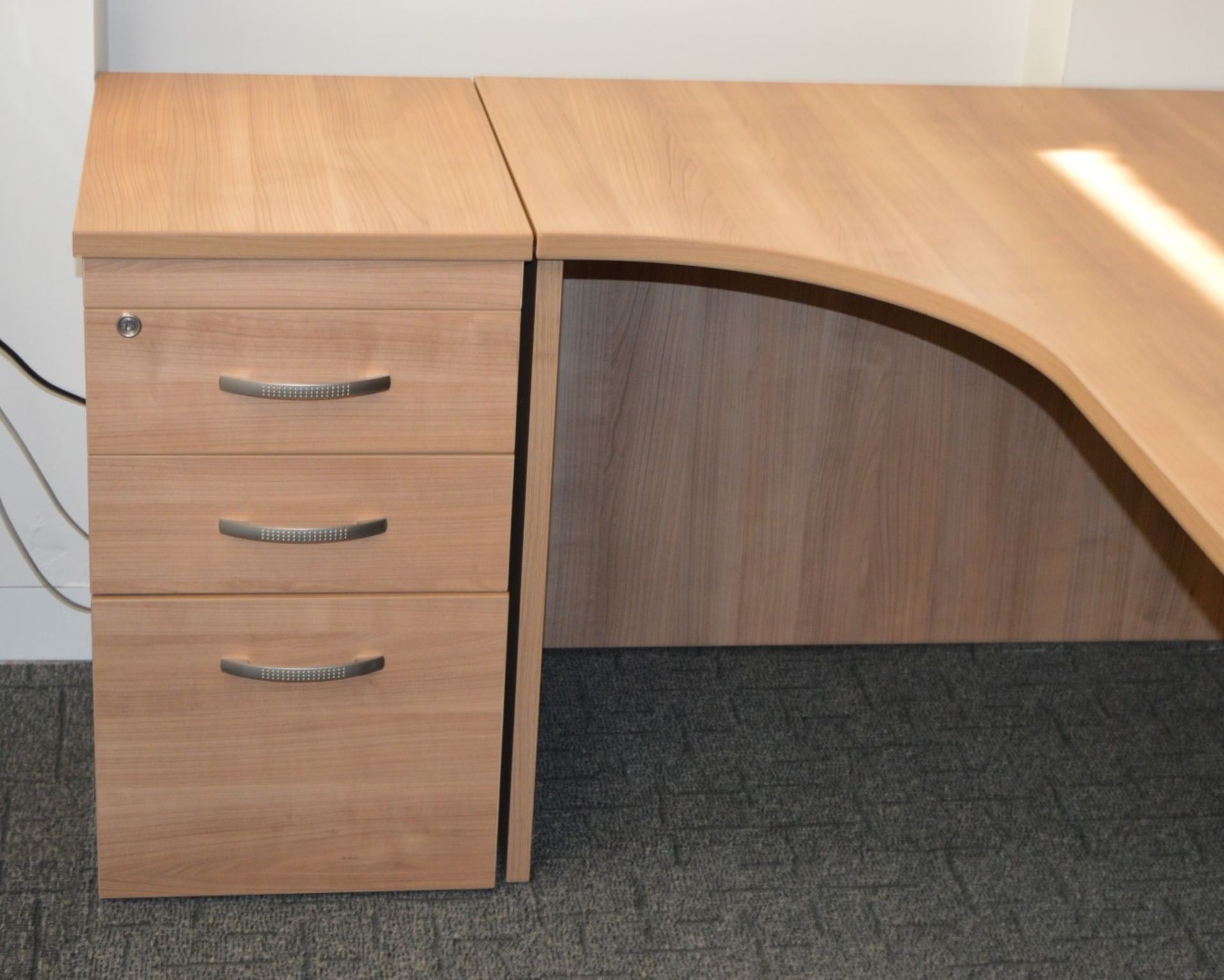 1 x Ergonomical Left Hand Office Desk With Three Drawer Pedestal - Modern Birch Finish - CL400 - Ref - Image 3 of 4