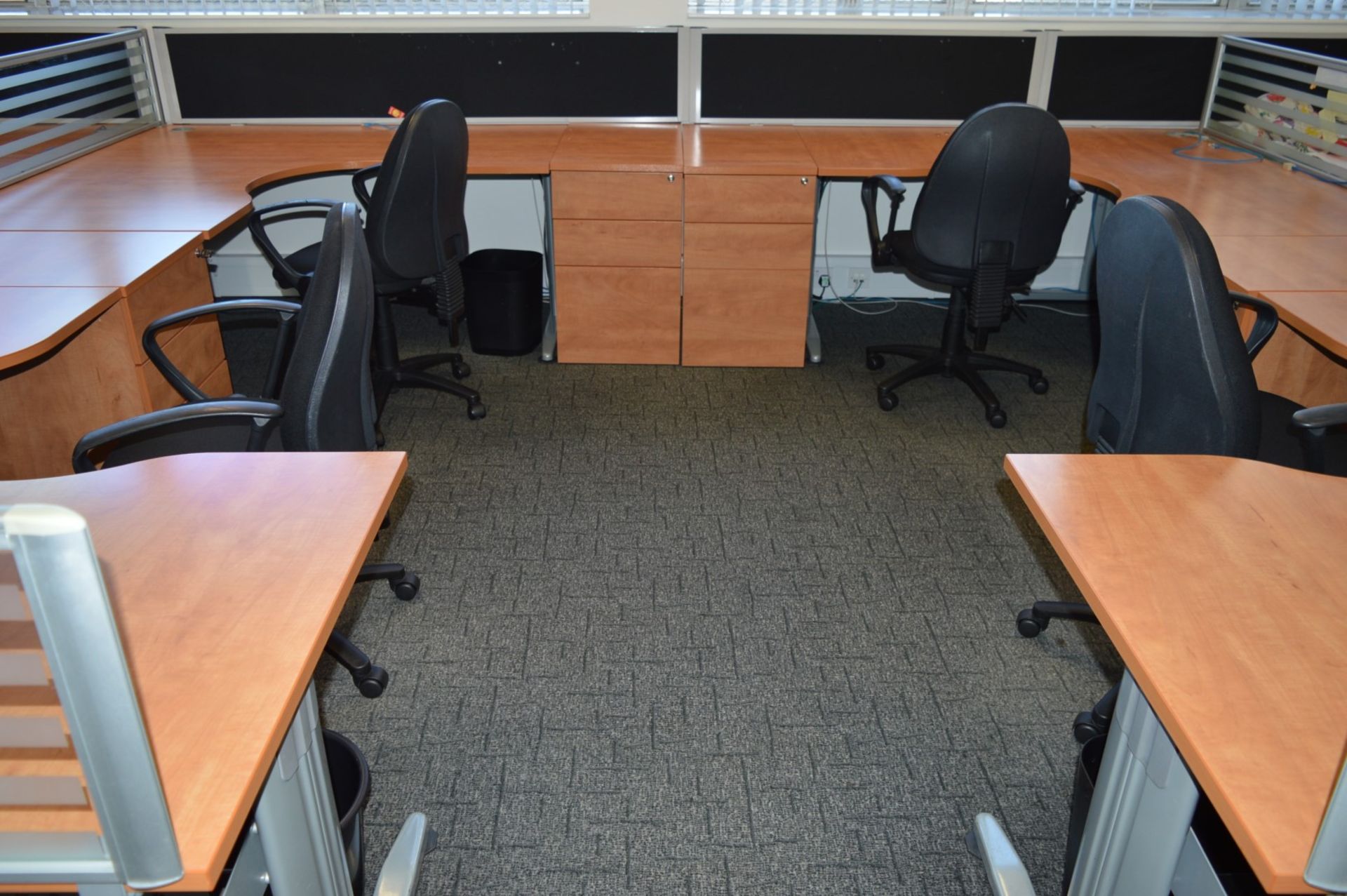 4 x Ergonomical Corner Office Desks With a Beech Finish, Cantilever Grey Coated Base, Cable Tidy - Image 8 of 18