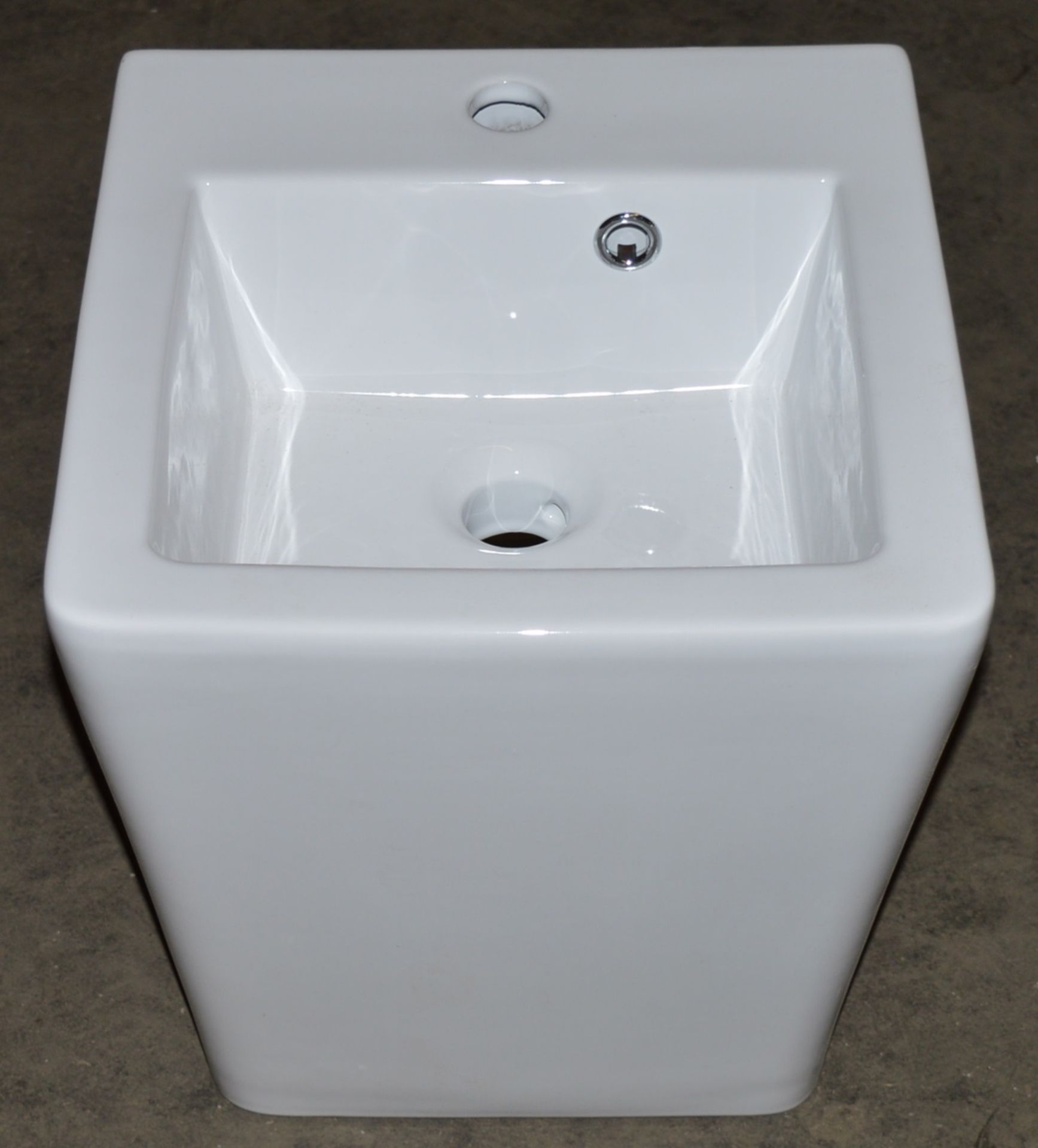 1 x Montreal Wall Hung Basin - Beautiful Angular Shape and Tapered Design - H40 x W37 x D40 cms - - Image 3 of 5