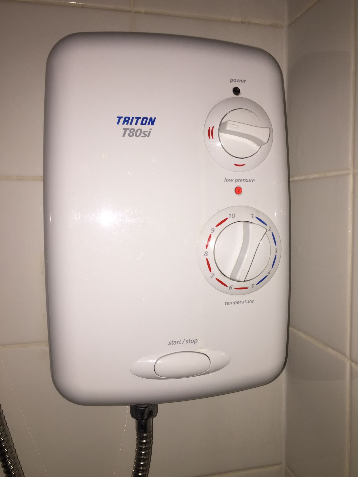An Assortment Of Bathroom Items - Include Triton T80si Shower Plus Radiator And Round Bathroom - Image 3 of 6