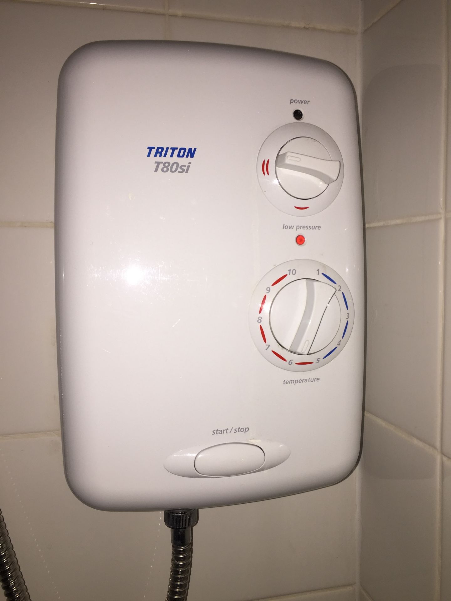 An Assortment Of Bathroom Items - Include Triton T80si Shower Plus Radiator And Round Bathroom - Bild 3 aus 6