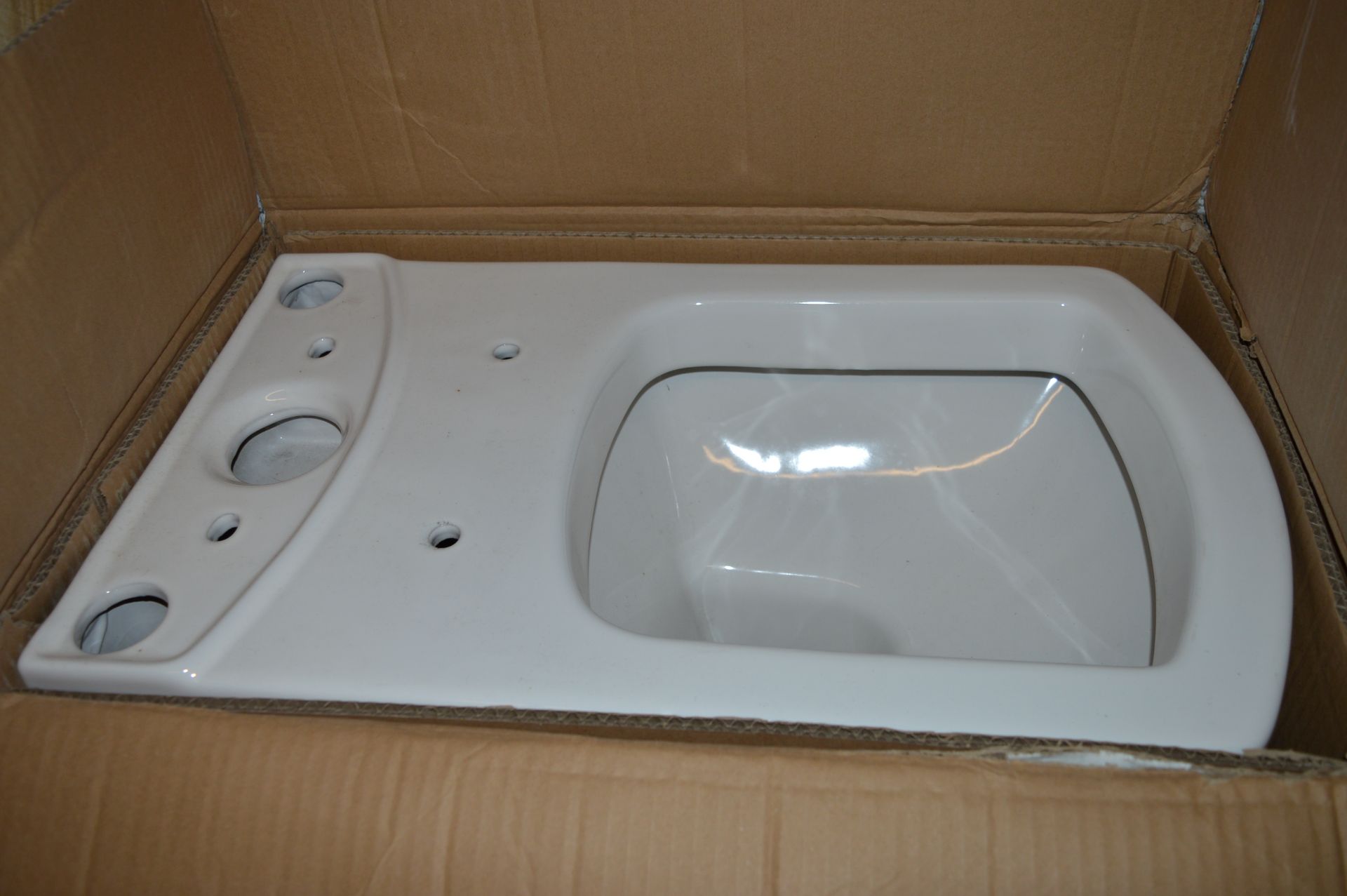 1 x Vermont Close Coupled Toilet Pan With Cistern - Unused Stock - CL190 - Ref BOLT082 - Location: - Image 4 of 5