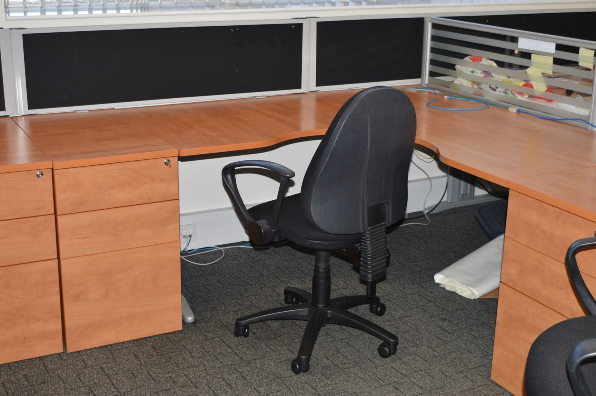 4 x Ergonomical Corner Office Desks With a Beech Finish, Cantilever Grey Coated Base, Cable Tidy - Image 14 of 18