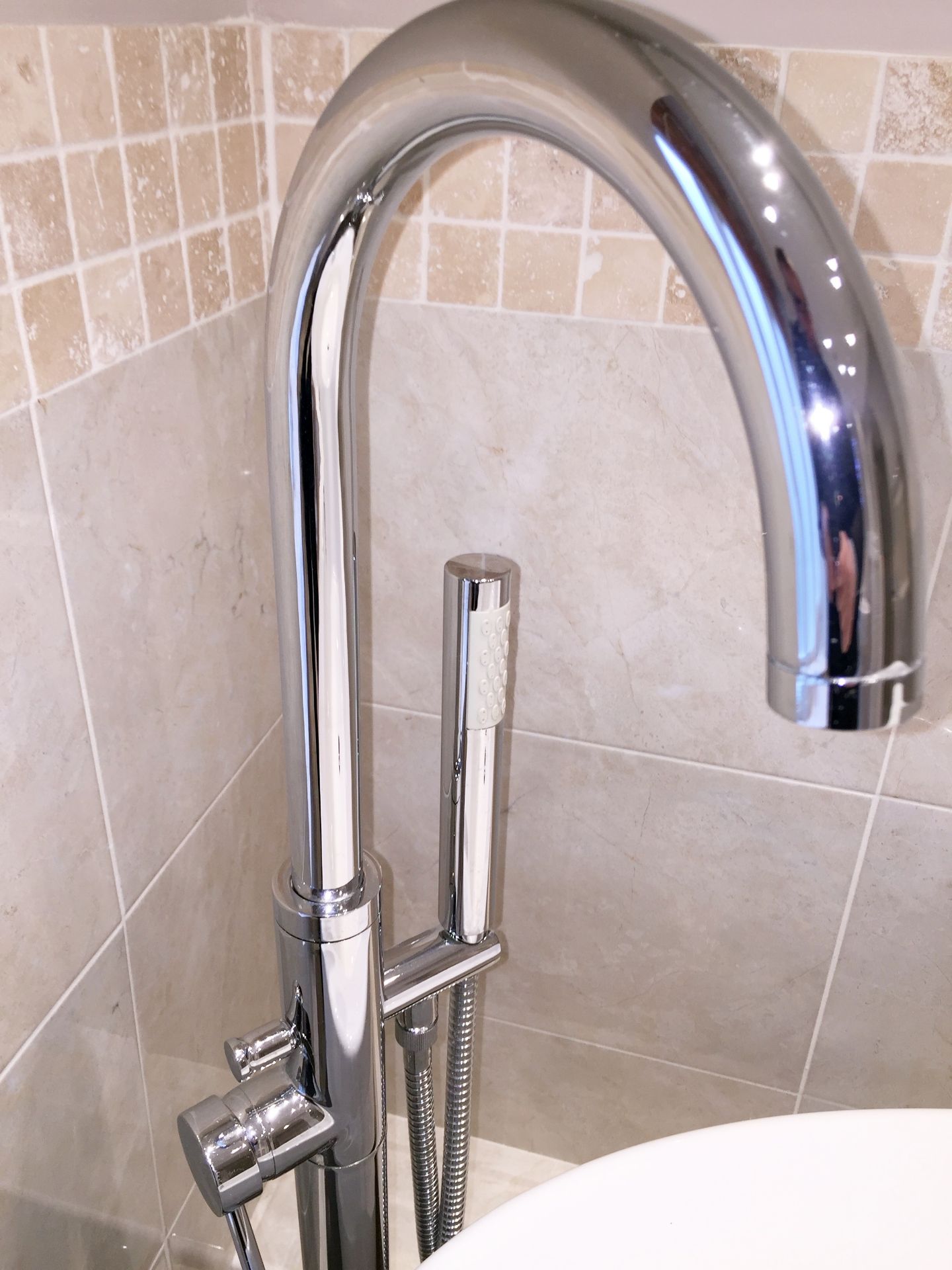 1 x Bath With A Floor Mounted Bath Filler Tap - Preowned In Good Condition - More Information To - Image 5 of 8