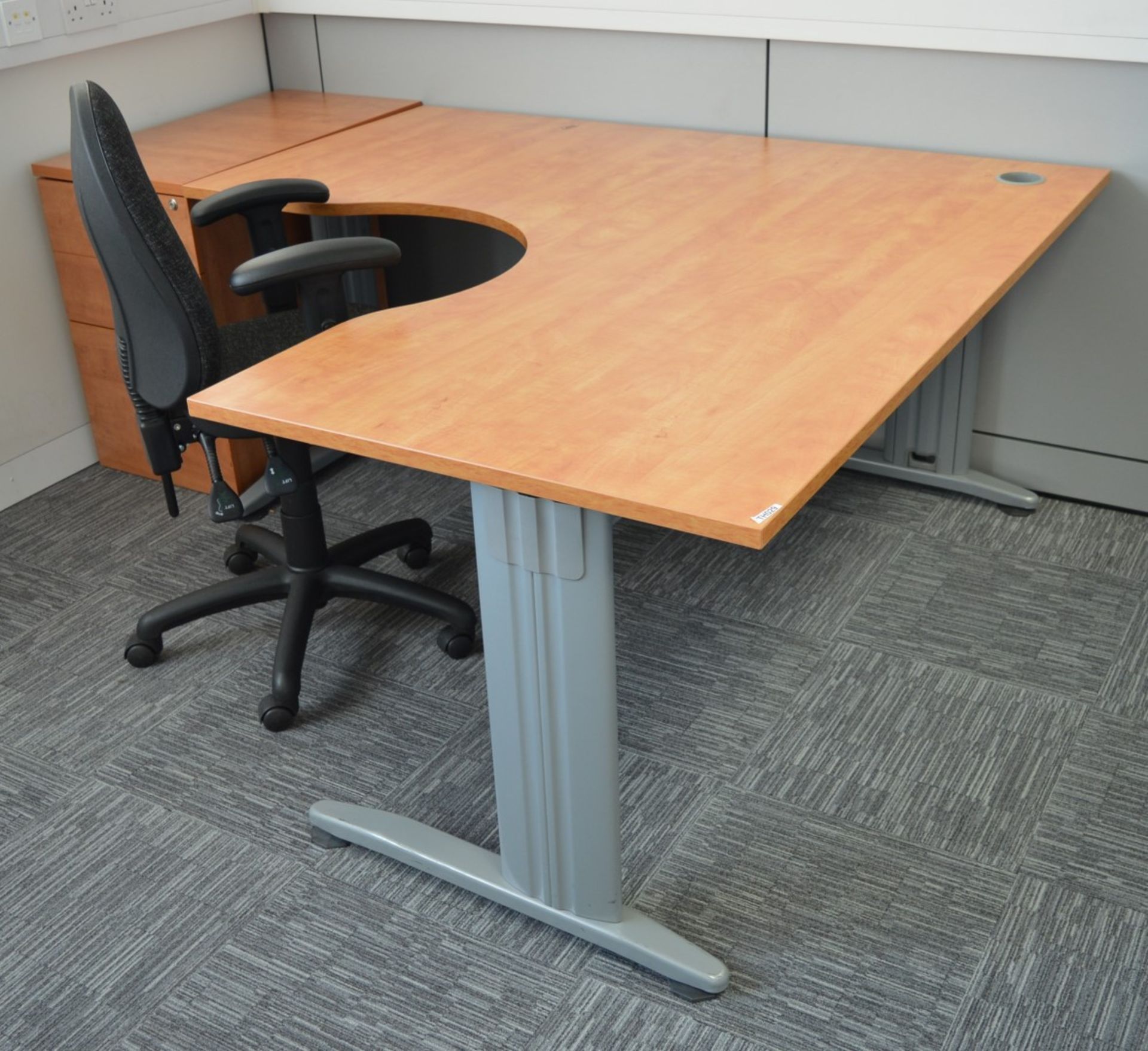 1 x Ergonomical Corner Office Desk With a Beech Finish, Cantilever Grey Coated Base, Cable Tidy - Image 5 of 5