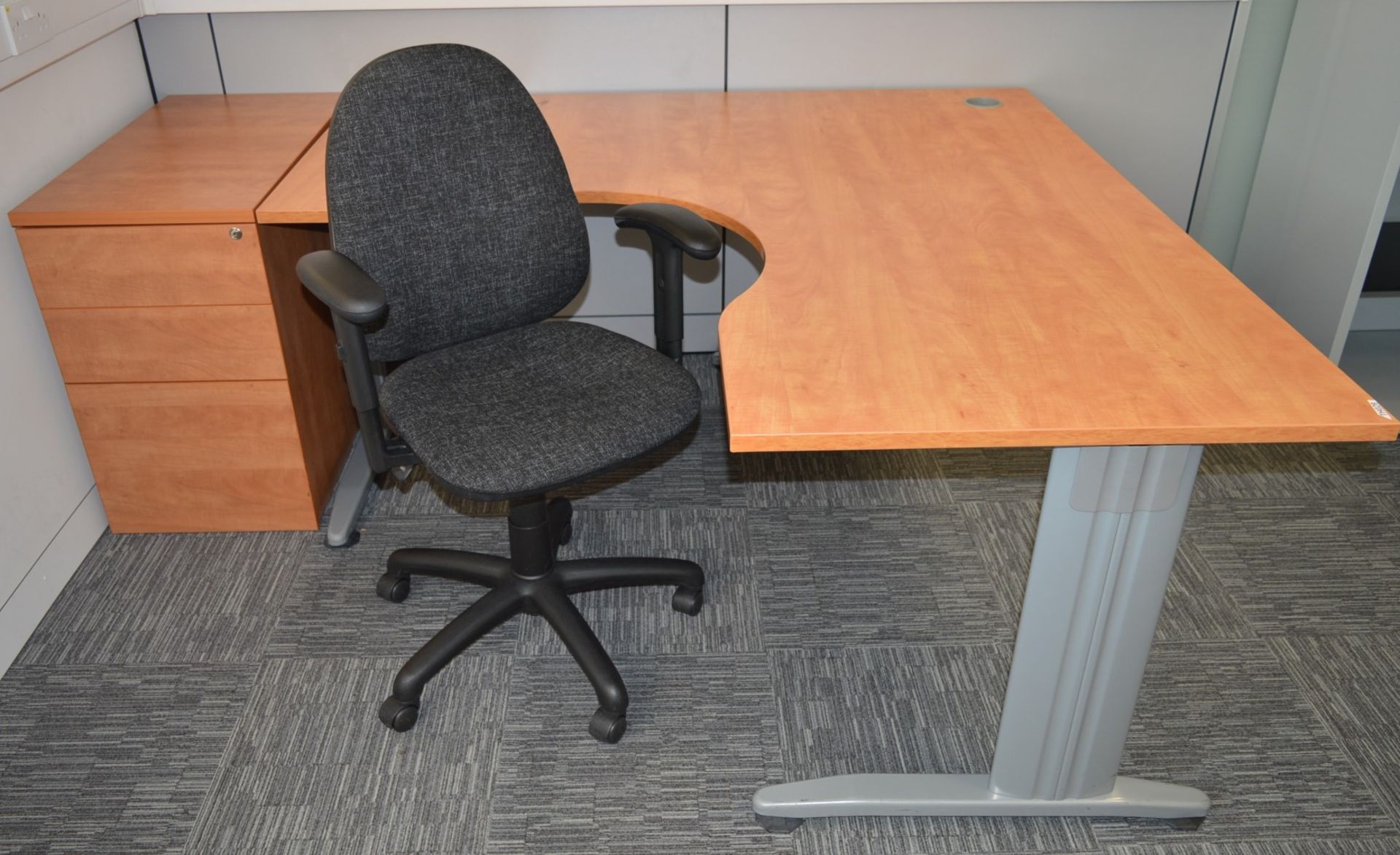 1 x Ergonomical Corner Office Desk With a Beech Finish, Cantilever Grey Coated Base, Cable Tidy - Image 3 of 5